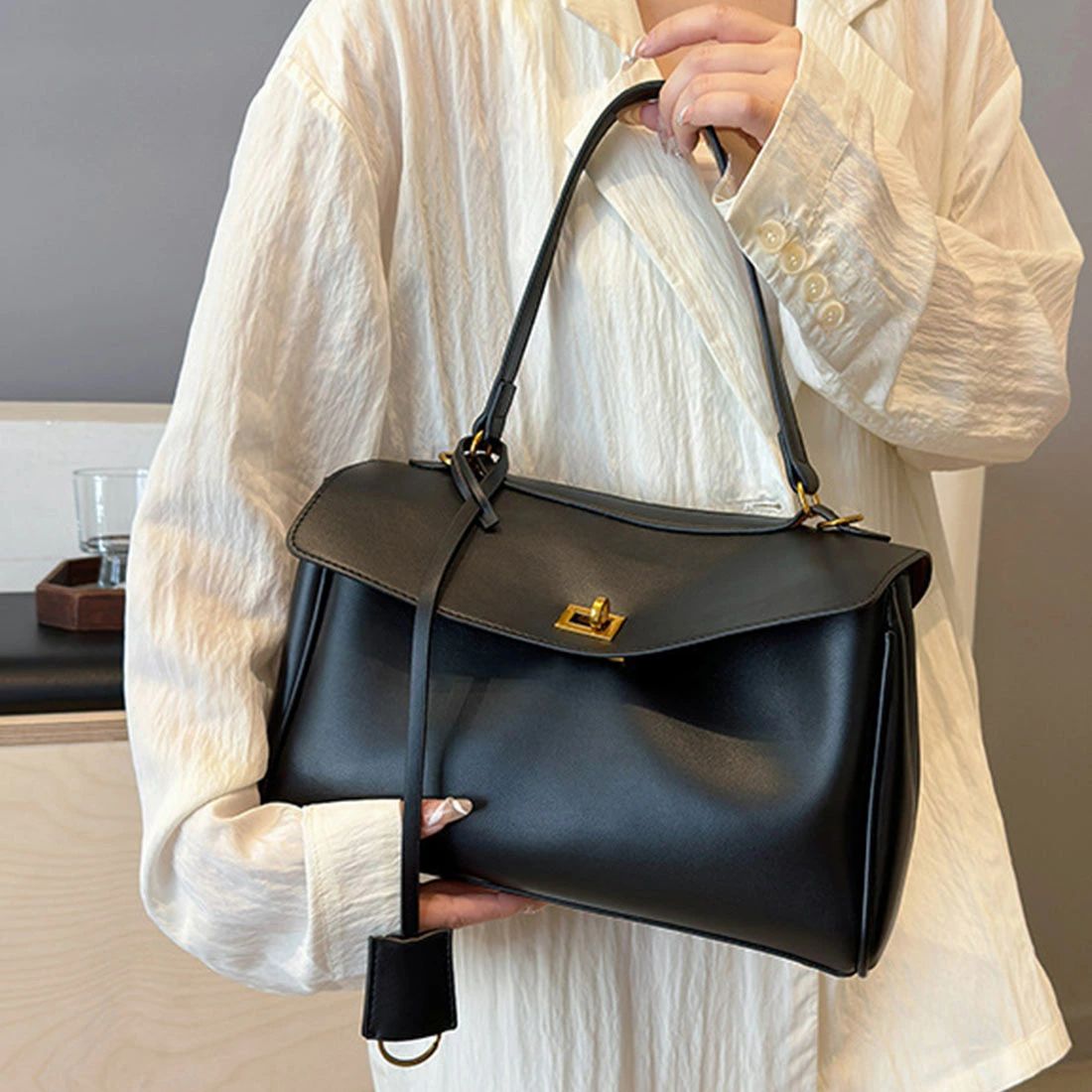 スクエアミディアムバッグ ハンドバック スクエア ミディアム ミニ財布 トレンド オシャレ フェイクレザー 韓国 レトロ アンティークファッション