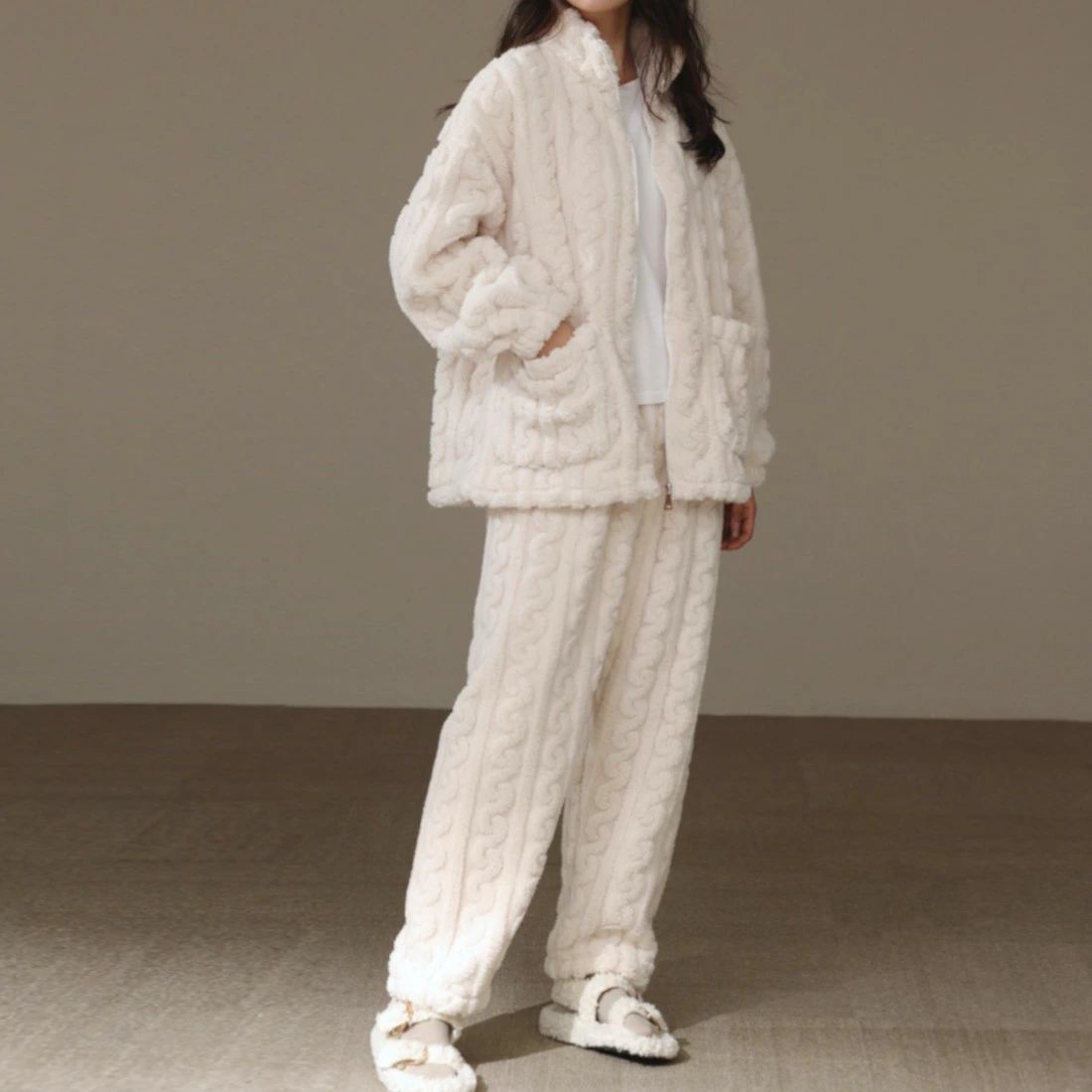 【上下セット】冬のリラックスタイムにおすすめのルームウェア 休日 パジャマ おうちタイム リラックス 在宅 ラフもこもこ 暖かい 冬 くつろぎ かわいい おしゃれ デイリー 日常 ジップ 長袖 ポケット パンツ ロング丈 フルレングス 柄デザイン