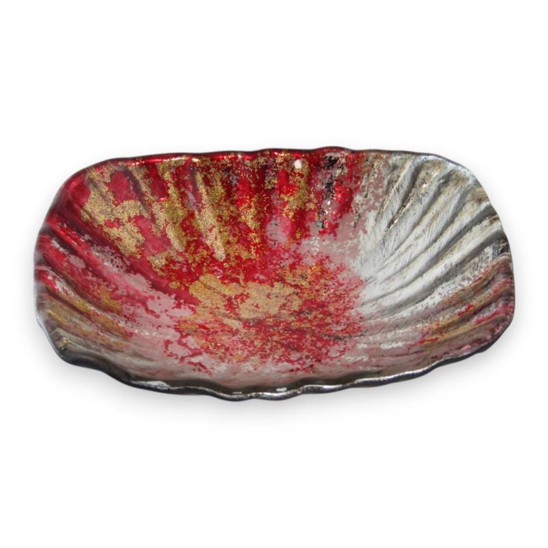 J-kitchens Nebula 皿 天皿 ガラス オーバル 中 レッド ゴールド 14cmサイズ：14cm x 12cm x 4.5cm素材：硝子洗練された美意識が息づくガラス皿。光を受けて表情を変える繊細な質感が、食卓に静かな華やぎを添えます。一点一点異なる景色を持ち、手に取るたびに新たな魅力が発見できるのも、この器ならではの楽しみ。さりげなく散りばめられた金彩が、凛とした品格とほのかな華やかさを演出。控えめでありながらも、確かな存在感があります。