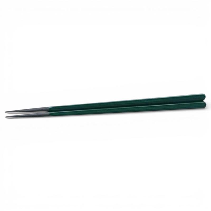 J-kitchens 新生活 ひとり暮らし 器 ・彩 ディナー 箸 （ お箸 はし ） 22.2x0.8x0.9cm 日本製 NEW-L.382529サイズ：約 22.2x0.8x0.9cm素材・材質:ポリブチレンテレフタレート生産国：日本一日の終わりにくつろぐディナータイムに寄り添う、落ち着いた雰囲気のテーブルウェアシリーズです。控えめで洗練されたデザインが、新生活の食卓に上質さと心地よさを添えます。日々の食事からゆったりと過ごす夜の時間まで、さまざまなシーンに自然になじむ使いやすさが魅力です。忙しい毎日の中でも、食事の時間を穏やかに楽しみたい方におすすめのシリーズです。商品写真は、できる限り実物に近い色味となるよう調整しておりますが、ご利用のモニター設定やお部屋の照明環境により、実際の商品と色合いが異なる場合がございます。あらかじめご了承くださいませ。