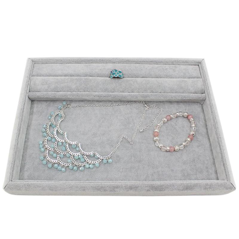 Charmoon ジュエリートレイ アクセサリートレイ ベロア加工 リング溝付き トレー 業務用 30x22x3cm【高級感のあるジュエリートレイ】ジュエリー・アクセサリーなどのお店の雰囲気にピッタリな、高級感のあるジュエリートレイです。上品で滑らかな仕上がりのベロア生地が、指輪やネックレスを引き立てます。ご自宅での使用から、宝石店やブランドショップなどの店頭での展示・販売まで、幅広いシーンでご利用頂けます。【嬉しいリング溝付】指輪の収納に便利なリング溝付きとなっており、リングを立てた状態でしっかり固定できます。アクセサリーが引き立つのはもちろん、トレイを持ち上げた際に指輪が動いたり落下してしまう心配がありません。【アクセサリーをキズから保護】材質には弾力性・柔軟性に優れた良質なベロア生地を採用。柔らかく滑らかな肌触りで、大切なアクセサリーや宝石を傷つけることなく保管できます。【様々なシーンで】上品な雰囲気で、展示会や店舗ディスプレイ、お客様にお見せするトレイとしてご活用頂けます。また、ご自宅でもアクセサリーや腕時計置き、鏡台のまわりの整理整頓、引き出しの仕切りなど、様々にお使い頂ける便利なトレイです。美容室やサロンなどのお店で、お客様からお預かりするネックレス、ピアス、イヤリングなどのアクセサリーや腕時計やメガネなどの保管にも重宝します。【製品仕様】サイズ：W30cm×D22cm×H3cm、材質：ベロア生地、木材【安心のサポート】本製品は購入から30日間の付きとなります。日本人スタッフが24時間以内に迅速・丁寧にご対応いたしますので、安心してお買い求めください。