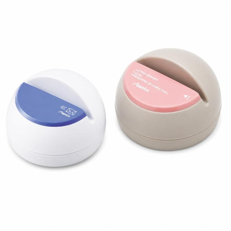 アスミックス(Asmix) アスカ 電動レターオープナー、ブルー＆ピンク、ドーム型、自動開封、単三乾電池式、（LO85B＋LO80P）2個セット自動開封機能：封筒を差し込むだけで自動的にスイッチがONになり、素早く封筒を開封できる電動レターオープナーです。ドーム型デザイン：手で持って開封しやすいコンパクトなドーム型で、デスクに置いたままでも簡単に使用できます。2個セット：ブルー（LO85B）とピンク（LO80P）の2色セットで、オフィスや自宅でのご使用に最適です。電池寿命と仕様：単三乾電池×4本（別売）で動作し、長形3号角クラフト封筒を約10,000通開封できます。切幅は3mmです。コンパクトサイズ：外形寸法W84×D72×H60mm、質量約116gの軽量設計で、デスク上のスペースを取りません。