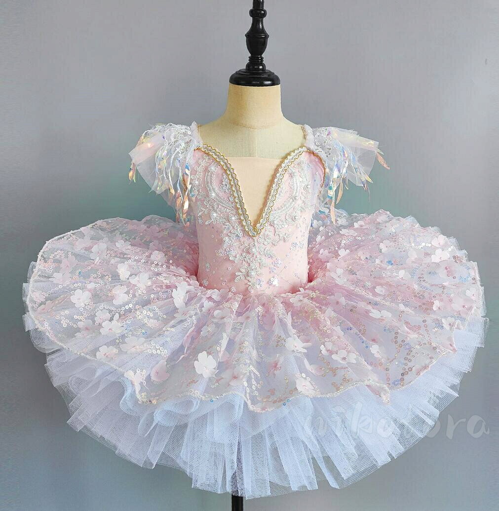 商品名 バレエダンス衣装 商品詳細 【サイズについて】 画像をご参照ください。 子供用バレエレオタード♪ スカート付きで もっと可愛くて、背中が美しく見える。 生地が柔らかくて、肌に優しい！ ストレッチが効いているので、動きやすい！練習着、舞台着に最適です！ セット内容 ： ワンピース 「記載のないアクセサリー、小物等は付属しません」 ★製造中（縫製、染色など）により商品において色味や柄、サイズに若干の誤差や、生地を織る際に糸の継ぎ目や多少のほつれ等が生じる場合がございますが、 品質上の問題ではございませんのでご了承の上お買い求めくださいませ。 サイズは人の手によって測っているため、約1-3CMの誤差がある場合がございます。 予めご了承下さいませ。 素材 ストレッチ生地など、チュール 生産国 中国商品名 バレエダンス衣装 商品詳細 【サイズについて】 画像をご参照ください。 子供用バレエレオタード♪ スカート付きで もっと可愛くて、背中が美しく見える。 生地が柔らかくて、肌に優しい！ ストレッチが効いているので、動きやすい！練習着、舞台着に最適です！ セット内容 ： ワンピース 「記載のないアクセサリー、小物等は付属しません」 ★製造中（縫製、染色など）により商品において色味や柄、サイズに若干の誤差や、生地を織る際に糸の継ぎ目や多少のほつれ等が生じる場合がございますが、 品質上の問題ではございませんのでご了承の上お買い求めくださいませ。 サイズは人の手によって測っているため、約1-3CMの誤差がある場合がございます。 予めご了承下さいませ。 素材 ストレッチ生地など、チュール 生産国 中国