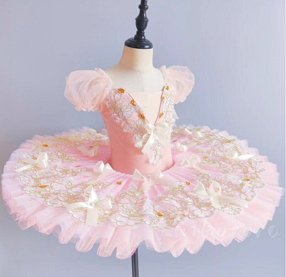 商品名 バレエダンス衣装 商品詳細 【サイズについて】 画像をご参照ください。 子供用バレエレオタード♪ スカート付きで もっと可愛くて、背中が美しく見える。 生地が柔らかくて、肌に優しい！ ストレッチが効いているので、動きやすい！練習着、舞台着に最適です！ セット内容 ： ワンピース 「記載のないアクセサリー、小物等は付属しません」 ★製造中（縫製、染色など）により商品において色味や柄、サイズに若干の誤差や、生地を織る際に糸の継ぎ目や多少のほつれ等が生じる場合がございますが、 品質上の問題ではございませんのでご了承の上お買い求めくださいませ。 サイズは人の手によって測っているため、約1-3CMの誤差がある場合がございます。 予めご了承下さいませ。 素材 ストレッチ生地など、チュール 生産国 中国商品名 バレエダンス衣装 商品詳細 【サイズについて】 画像をご参照ください。 子供用バレエレオタード♪ スカート付きで もっと可愛くて、背中が美しく見える。 生地が柔らかくて、肌に優しい！ ストレッチが効いているので、動きやすい！練習着、舞台着に最適です！ セット内容 ： ワンピース 「記載のないアクセサリー、小物等は付属しません」 ★製造中（縫製、染色など）により商品において色味や柄、サイズに若干の誤差や、生地を織る際に糸の継ぎ目や多少のほつれ等が生じる場合がございますが、 品質上の問題ではございませんのでご了承の上お買い求めくださいませ。 サイズは人の手によって測っているため、約1-3CMの誤差がある場合がございます。 予めご了承下さいませ。 素材 ストレッチ生地など、チュール 生産国 中国