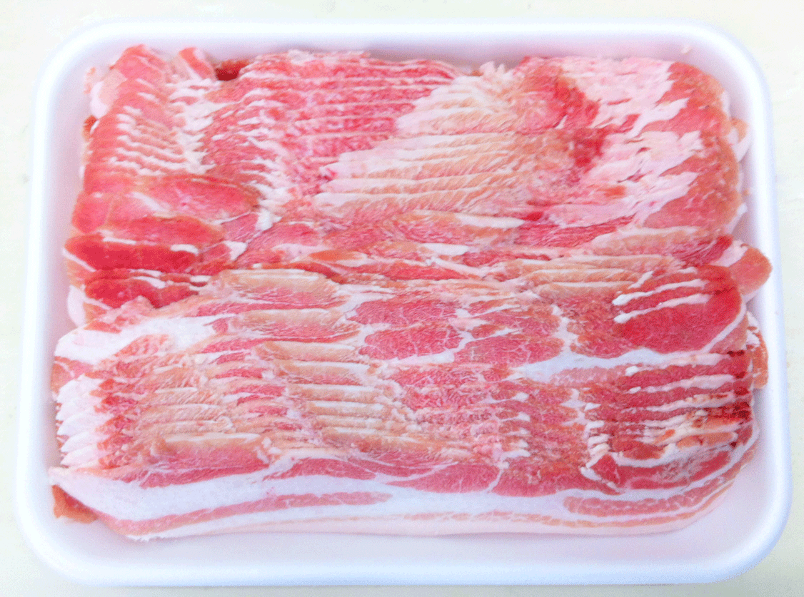 何にでも使える、豚バラ肉のスライス お徳用、1kg入 内　　　容 豚バラ肉　1kg（2mm厚） 賞味期限 1週間(未開封) 保存方法 0℃以下で保存（要冷凍） 原材料 豚バラ肉（アメリカ産） ＊写真はイメージです