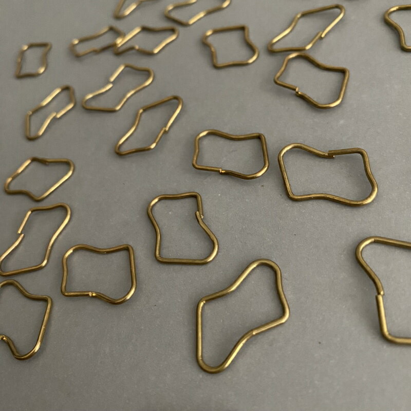 [ 4pcs ] 真鍮 デザインパーツ 24mm 変形フープ ワイヤー フレーム ブラス チャーム メタル パーツ ヴ..