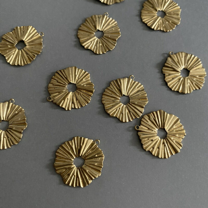  真鍮 デザインパーツ 20mm 中央穴 ラウンド プレート 模様線 ブラス チャーム メタル パーツ ヴィンテージ風真鍮パーツ tp-10080