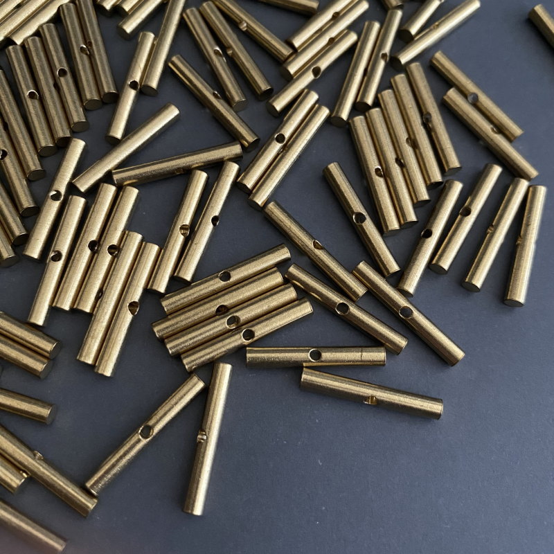 Rakuten - [ 4pcs ] 真鍮 デザインパーツ 20mm シリンダー 穴あき 円柱 パイプ スティック ブラス チャーム メタル パーツ ヴィンテージ風真鍮パーツ tp-10092