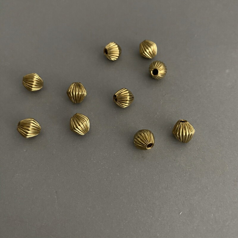 [ 4pcs ] 真鍮 デザインパーツ 7mm そろばんビーズ Sサイズ ライン ブラス チャーム メタル パーツ ヴィンテージ風真鍮パーツ 【真鍮生地とは】 メッキ加工やクリア塗装を施さない状態となります。 使っていくうちにアンティークの様な風合いをお楽しみ頂けます。 【ご使用上の注意/お手入れ】 無塗装により湿気や汗に弱い為、柔らかい布で汗や湿気や汚れを拭きとり湿気が少なく通気性の良い場所に保管して下さい。 【色味について】 生産時期により色味が多少異なる場合がございます。 あらかじめご了承下さい。 【表面の疵（きず）・汚れについて】 製造過程で細かな疵や汚れなどが表面に付くことがあります。 無塗装真鍮パーツ特有のアンティーク調な魅力としてご理解頂けますと幸いです。 予めご了承の上、ご注文をお願いします。 ご不明な点などございましたらお気軽にお問合せください。 品番 tp-10100 カラー アンティークゴールド サイズ 幅約7mm × 約7.5mm × φ約1.6 入数 4pcs 素材 真鍮 ご注意 ※海外からの輸入品の為、微細な傷などがあるものもございます。 ※商品写真はできる限り実物の色に近づけるよう徹底しておりますが、 　モニター環境や照明により色味が異なって見える場合がございます。 ※作例に使用されているパーツは付属いたしません 商品キーワード #ハンドメイド #パーツ 素材 #材料 #卸 #仕入れ #問屋 #副資材 #ペンダント #アクセサリー#ネックレス #ブレスレット #ピアス #イヤリング #Nilgems #ニルジェムズ #NILPARTS #ニルパーツ