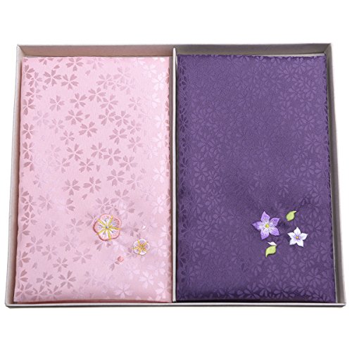 発色のよい小花柄の美しい綸子に、慶事用ピンクには梅、弔事用の紫には桔梗の刺繍をあしらいました。収納保管に便利な箱付きです。 サイズ ふくさ：横約12cm、縦約20cm　*2枚　箱：26cm 21.5cm 2cm 素材 ポリエステル100％ 生産国 日本製　Made in Japan 国産