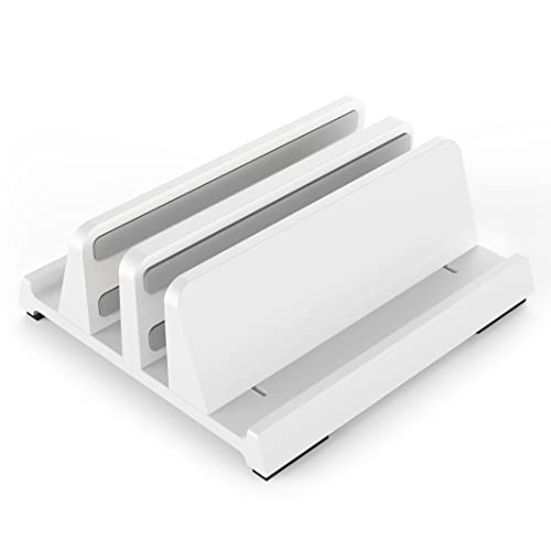 色：ホワイト 最大4台収納可能 スタンドの真ん中に2つのスロットが設けられており、2台のノートパソコンやタブレットを同時に挟み込んで収納可能です。(Mac)Book Air、(Mac)Book Pro、ThinkPad L580、ASUS Chromebook、Surface Pro 7/8、Pad Pro/Mini/Air/、(k)indleなどに対応可能です。 幅調節可能 同梱の六角レンチを使ってネジを回して各スロットの幅を5-31mmの間に変更できて、タブレットに厚い保護カバーが付いてもしっかりとホールドできます。六角レンチを使わないときは台座の底部に収納できで、デバイスの厚さや大きさによっていつでも利用できます。 スペース節約 様々なデバイスや使いがちな小物を一箇所に集中して収納すると、ノートパソコンの取っていたスペースを空けて、机が広くなり、デスク環境を簡単に整理します。 重量感と滑り止めデザイン 高品質ABS素材を採用し、スタンド本体に重さがあって、最大17.3インチのデバイスに対応可能です。台座の底部やスロットの内側には滑り止めのソフトパッドが貼られており、机やノートパソコン本体への傷を防止します。 熱放散＆充電 平置きで熱がこもってしまい、操作性に影響を与えることを避けるために、縦置きスタンドにノートパソコンを立てかけて、熱を速く放散させます。また、デバイスを立てて収納しながら充電することも割と行いやすいです。