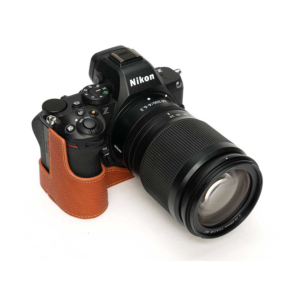 NINE SELECTのNikon Z5II 専用 レザー ケース Volcano ボルケーノ TP Original カメラケース おしゃれ 本革 牛革 速写ケース ボディーハーフケース 底面開閉 バッテリー交換可能 ニコン TB06Z52-LB｜アングル2