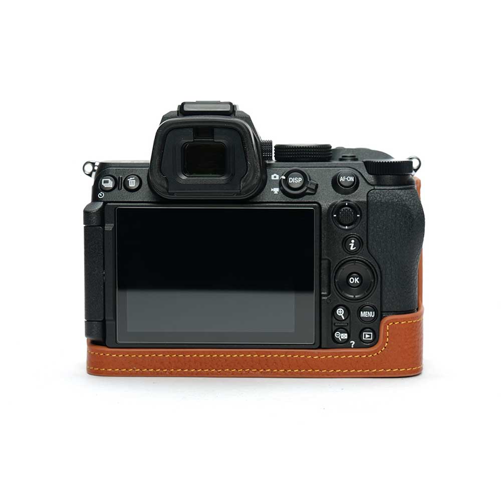 NINE SELECTのNikon Z5II 専用 レザー ケース Volcano ボルケーノ TP Original カメラケース おしゃれ 本革 牛革 速写ケース ボディーハーフケース 底面開閉 バッテリー交換可能 ニコン TB06Z52-LB｜アングル3