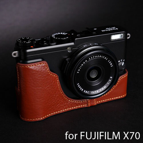 フジフィルム X70用 本革カメラケース TP Original/Leather Camera Body Case for FUJIFILM X70 カラー：Brown/ブラウン 素材:牛革 TB06X70-BR Made in China メーカー直輸入 正規品。 人気のデジタルカメラ、富士フイルム X70用ケース。 保護するだけでなくオシャレに ドレスアップしてくれるのがTPカメラケース。 本革を使用したシンプルでナチュラルなデザインの オシャレかっこいいカメラケース。 【素材には、牛革を使用。】 レザー(牛革)を使用した本革カメラケースです。 底面にブランドロゴが刻印されています。 【ケースを装着したままバッテリー交換が可能。】 底面カバーが開くので、ケースを装着したまま、 バッテリー交換が可能です。 底面カバーはマグネットで開閉。 装着したままメモリーカード交換、 ケーブル接続、液晶モニターの可動も可能。 【カメラとケースをしっかり固定。】 ケース底面のネジで、カメラの三脚ネジ穴と しっかり固定できます。 ネジには、三脚ネジ穴がついているので、 ケースを装着したまま、三脚・雲台などに 取り付けも可能です。 ※本製品は本革を使用しており、表面にシワや、 バラキズ、色の濃度の違いなど天然皮革の 特徴がある場合が御座います。 また、パッケージ収納時による革の曲がり等が ある場合が御座いますが、革製品の特性上、 使用するにつれカメラに馴染みます。 つきましては、それらの理由による交換・返品は お受け出来ませんので、ご了承下さいませ。 ※海外製品の為、予告なく仕様が変更になる場合が 御座いますので、ご了承下さいませ。 ※商品の色はパソコン等により、実際の色と 若干異なる場合があります。 ※イメージ写真のカメラは付属しません。