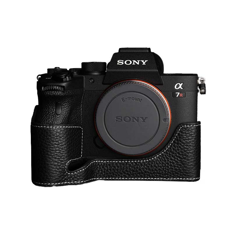 ソニー α7R IV / α9II 専用 本革カメラケース TP Original/Leather Camera Body Case for SONY α7R IV / α9II カラー:Black/ブラック TB06A74-BK Made in China メーカー直輸入 正規品。 ※α9 IIで使用の際、(LAN端子、シンクロターミナル)部の 蓋が開閉できないため、装着した状態で使用は出来ません。 人気のデジタル一眼カメラ、 SONY α7R IV(ILCE-7RM4)用ケース。 保護するだけでなくオシャレに ドレスアップしてくれるのがTPカメラケース。 本革を使用したシンプルでナチュラルなデザインの オシャレかっこいいカメラケース。 【素材には、牛革を使用。】 レザー(牛革)を使用した本革カメラケースです。 底面にブランドロゴが刻印されています。 【ケースを装着したままバッテリー交換が可能。】 底面カバーが開くので、ケースを装着したまま バッテリーの交換が可能です。 底面カバーはマグネットで開閉。 ケースを装着したまま、ケーブル接続や 液晶モニターの可動、メモリーカード交換が可能。 【カメラとケースをしっかり固定。】 ケース底面のネジで、カメラの三脚ネジ穴と しっかり固定できます。 ネジにはレバーが付いているので、コイン不要で レバーを回して取り付けることができます。 ネジには、三脚ネジ穴がついているので、 ケースを装着したまま、三脚・雲台などに 取り付けも可能です。 ※本製品は本革を使用しており、表面にシワや、 バラキズ、色の濃度の違いなど天然皮革の 特徴がある場合が御座います。 つきましては、それらの理由による交換・返品は お受け出来ませんので、ご了承下さいませ。 ※海外製品の為、予告なく仕様が変更になる場合が 御座いますので、ご了承下さいませ。 ※商品の色はパソコン等により、実際の色と 若干異なる場合があります。 ※イメージ写真のカメラは付属しません。