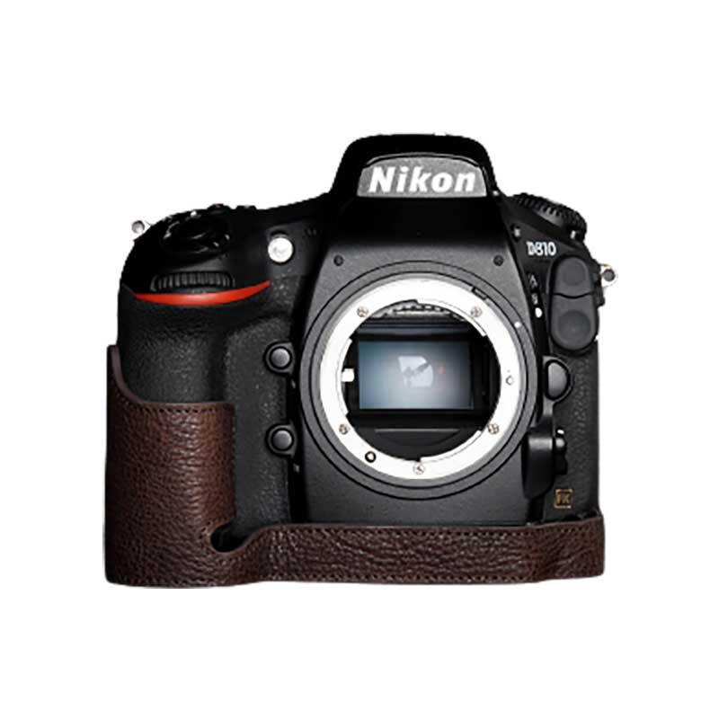 ニコン D810 D800用 本革カメラケース TP Original/Leather Camera Body Case for Nikon D810 D800 カラー:Coco Brown/ココ ブラウン TB06D810-CO Made in China メーカー直輸入 正規品。 人気のデジタル一眼レフカメラ、Nikon D810 D800用ケース。 保護するだけでなくオシャレに ドレスアップしてくれるのがTPカメラケース。 本革を使用したシンプルでナチュラルなデザインの オシャレかっこいいカメラケース。 【素材には、牛革を使用。】 レザー(牛革)を使用した本革カメラケースです。 底面にブランドロゴが刻印されています。 【ケースを装着したままバッテリー交換が可能。】 底面カバーが開くので、ケースを装着したまま バッテリーの交換が可能です。 底面カバーはマグネットで開閉。 装着したまま、メモリーカード交換や、 ケーブル接続が可能。 【カメラとケースをしっかり固定。】 ケース底面のネジで、カメラの三脚ネジ穴と しっかり固定できます。 ネジにはレバーが付いているので、コイン不要で レバーを回して取り付けることができます。 ネジには、三脚ネジ穴がついているので、 ケースを装着したまま、三脚・雲台などに 取り付けも可能です。 ※本製品は本革を使用しており、表面にシワや、 バラキズ、色の濃度の違いなど天然皮革の 特徴がある場合が御座います。 つきましては、それらの理由による交換・返品は お受け出来ませんので、ご了承下さいませ。 ※海外製品の為、予告なく仕様が変更になる場合が 御座いますので、ご了承下さいませ。 ※商品の色はパソコン等により、実際の色と 若干異なる場合があります。 ※イメージ写真のカメラは付属しません。