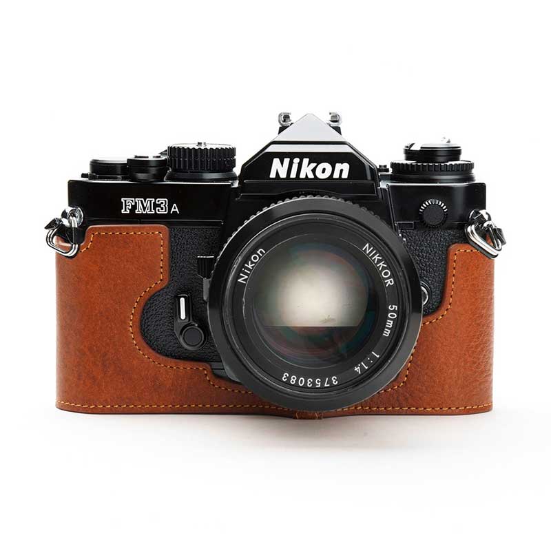 ニコン FM3A 専用 本革カメラケース TP Original/Leather Camera Body Case for Nikon FM3A カラー:Volcano/ボルケーノ TB05FM3A-LB Made in China メーカー直輸入 正規品。 35ミリフィルム一眼レフカメラ Nikon FM3A用ケース。 保護するだけでなくオシャレに ドレスアップしてくれるのがTPカメラケース。 本革を使用したシンプルでナチュラルなデザインの オシャレかっこいいカメラケース。 【素材には、牛革を使用。】 レザー(牛革)を使用した本革カメラケースです。 底面にブランドロゴが刻印されています。 【カメラとケースをしっかり固定。】 ケース底面のネジで、カメラの三脚ネジ穴と しっかり固定できます。 ネジにはレバーが付いているので、コイン不要で レバーを回して取り付けることができます。 ネジには、三脚ネジ穴がついているので、 ケースを装着したまま、三脚・雲台などに 取り付けも可能です。 ※本製品は本革を使用しており、表面にシワや、 バラキズ、色の濃度の違いなど天然皮革の 特徴がある場合が御座います。 つきましては、それらの理由による交換・返品は お受け出来ませんので、ご了承下さいませ。 ※海外製品の為、予告なく仕様が変更になる場合が 御座いますので、ご了承下さいませ。 ※商品の色はパソコン等により、実際の色と 若干異なる場合があります。 ※イメージ写真のカメラは付属しません。