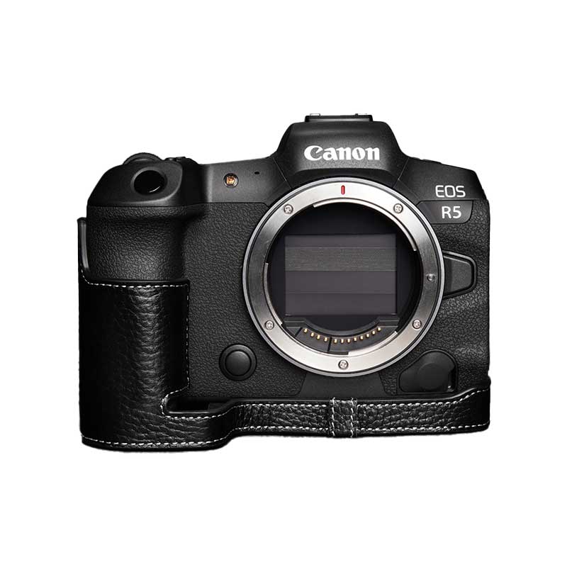 キヤノン イオス R5専用 本革カメラケース TP Original/Leather Camera Body Case for Canon EOS R5 カラー:Black/ブラック TB06EOSR5-BK Made in China メーカー直輸入 正規品。 人気のデジタルカメラ、Canon EOS R5用ケース。 保護するだけでなくオシャレに ドレスアップしてくれるのがTPカメラケース。 本革を使用したシンプルでナチュラルなデザインの オシャレかっこいいカメラケース。 【素材には、牛革を使用。】 レザー(牛革)を使用した本革カメラケースです。 底面にブランドロゴが刻印されています。 【ケースを装着したままバッテリー交換が可能。】 底面カバーが開くので、ケースを装着したまま、 バッテリー交換が可能です。 底面カバーはマグネットで開閉。 装着したままケーブル接続、液晶モニターの可動、 メモリーカード交換も可能。 【カメラとケースをしっかり固定。】 ケース底面のネジで、カメラの三脚ネジ穴と しっかり固定できます。 ネジにはレバーが付いているので、コイン不要で レバーを回して取り付けることができます。 ネジには、三脚ネジ穴がついているので、 ケースを装着したまま、三脚・雲台などに 取り付けも可能です。 ※本製品は本革を使用しており、表面にシワや、 バラキズ、色の濃度の違いなど天然皮革の 特徴がある場合が御座います。 つきましては、それらの理由による交換・返品は お受け出来ませんので、ご了承下さいませ。 ※海外製品の為、予告なく仕様が変更になる場合が 御座いますので、ご了承下さいませ。 ※商品の色はパソコン等により、実際の色と 若干異なる場合があります。 ※イメージ写真のカメラは付属しません。