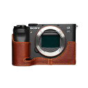 ソニー α7C 専用 本革カメラケース TP Original/Leather Camera Body Case for SONY α7C カラー:Volcano/ボルケーノ TB06A7C-LB Made in China メーカー直輸入 正規品。 人気のデジタルカメラ、SONY α7C用ケース。 保護するだけでなくオシャレに ドレスアップしてくれるのがTPカメラケース。 本革を使用したシンプルでナチュラルなデザインの オシャレかっこいいカメラケース。 【素材には、牛革を使用。】 レザー(牛革)を使用した本革カメラケースです。 底面にブランドロゴが刻印されています。 【ケースを装着したままバッテリー交換が可能。】 底面カバーが開くので、ケースを装着したまま、 バッテリー交換が可能です。 底面カバーはマグネットで開閉。 装着したままケーブル接続、液晶モニターの可動、 メモリーカード交換も可能。 【カメラとケースをしっかり固定。】 ケース底面のネジで、カメラの三脚ネジ穴と しっかり固定できます。 ネジには、三脚ネジ穴がついているので、 ケースを装着したまま、三脚・雲台などに 取り付けも可能です。 ※本製品は本革を使用しており、表面にシワや、 バラキズ、色の濃度の違いなど天然皮革の 特徴がある場合が御座います。 また、パッケージ収納時による革の曲がり等が ある場合が御座いますが、革製品の特性上、 使用するにつれカメラに馴染みまます。 つきましては、それらの理由による交換・返品は お受け出来ませんので、ご了承下さいませ。 ※海外製品の為、予告なく仕様が変更になる場合が 御座いますので、ご了承下さいませ。 ※商品の色はパソコン等により、実際の色と 若干異なる場合があります。 ※イメージ写真のカメラは付属しません。SONY α7C 専用レザーケース