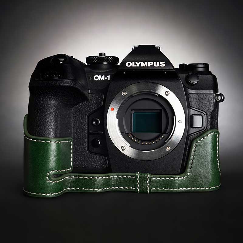 OLYMPUS OM SYSTEM OM-1 用レザー ケース Green グリーン TP Original カメラケース おしゃれ 本革 牛革 速写ケース ボディーハーフケース 底面開閉 バッテリー交換可能 オリンパス TB06OM1-GR