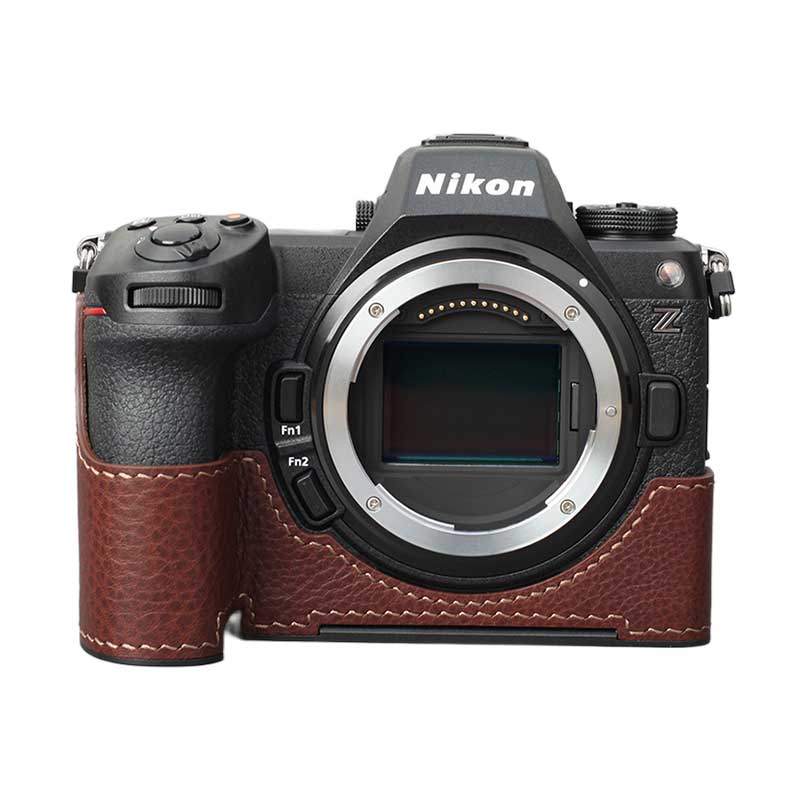 ニコン Z6III 専用 イタリアンレザーケース LIM'S Design/リムズ デザイン Italian MINERVA BOX Genuine Leather Half Case for Nikon Z6III NK-Z63BR カラー:Brown/ブラウン Made in Korea 人気のミラーレスデジタルカメラ、 ニコン Z6 III専用ケース。 保護するだけでなくオシャレに ドレスアップしてくれるのがLIM'Sカメラケース。 高品質で高級感溢れるケースです。 BADALASSI CARLO社 イタリアンレザーを使用したケース。 Art.MINERVA BOX フライスタイプのレザーを使用し、 表面にエンボスがあります。 いくつかの皮革や薬品を大きなドラムに入れ、 一定時間回転させ加工することで、革は互いに摩擦を 起こし、人工的なエンボスと異なり、自然な浮き彫りに なります。 フル ベジタブルタンニンレザーで、使い込むほど 光沢が増し、革本来の素晴らしさを感じることが できます。 ケース底面は、Aircraft grade Aluminum 6061を 使用しています。 航空機の製造に使用されている高級アルミニウム6061。 非常に繊細に製造され、厚さ9.8mmのアルミニウムを 使用し、しっかり取り付けられているので、 平坦性を維持し、シンプルなデザインと高級感を 提供します。 アルミニウム表面はアルマイト処理を施し、 腐食/耐摩耗性と軽量安定性により、非常に丈夫な 製品として完成しました。 三脚への取り付けに便利な、Dovetail Plateを 内蔵させて、製品の機能性とともに、シンプルな デザインを維持しました。 プレートはアルカスイス互換。 ケースを装着したまま、ケーブル接続、 メモリーカード、バッテリー交換 液晶モニターの可動が可能。 ※本製品は本革を使用しており、表面にシワや、 バラキズ、色の濃度の違いなど天然皮革の 特徴がある場合が御座います。 また、パッケージ収納時による革の曲がり等が ある場合が御座いますが、革製品の特性上、 使用するにつれカメラに馴染みます。 つきましては、それらの理由による交換・返品は お受け出来ませんので、ご了承下さいませ。 ※商品の色はパソコン等により、実際の色と 若干異なる場合があります。 ※イメージ写真のカメラ、三脚等は付属しません。 Nine Select運営元 株式会社NINE COMPANYは、 LIM'S(リムズ) 日本正規輸入元です。ニコン Z6III 専用イタリアンレザーケース BADALASSI CARLO社 MINERVA BOX イタリアンレザーと、高級アルミニウム Aluminum 6061を使用した、 高品質で高級感溢れるオシャレなカメラケースです。 底面にアルカスイス互換プレートが内蔵。 ※三脚・雲台等は付属しません。 装着したままケーブル接続、液晶モニターの可動が可能。 装着したままバッテリー交換が可能。