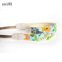 『オシャレかわいいカメラネックストラップ』 mi81 Printed cotton Neck Strap カメラネックストラップ カラー:Colorful Animals/カラフル アニマルズ MN019CA サイズ:131×2.6×0.3cm 素材:コットン/牛革/ポリエステル 重量:約34g メーカー直輸入 正規品 mi81は、台湾のデザイナーによるブランド。 楽しいカメラライフを過ごせるように、 カメラ女子のためのカメラアクセサリーを製作。 写真を愛する女の子の様々なファッションに 合わせられるよう、カラーやデザインをご用意。 ミラーレスカメラやデジタル一眼レフなどに おすすめの、ネックストラップです。 ※カメラのストラップ装着部の形状をお確かめの上、 お買い求め下さいませ。 カメラの取り付け部の形状によっては、 三角リング(別売)が必要となります。 お持ちでない方はこちら↓をご覧下さいませ。 【 三角リング 】 ※本製品は本革を使用しており、表面にシワなど 革固有の特徴がある場合が御座います。 つきましては、それらの理由による交換・返品は お受け出来ませんので、ご了承下さいませ。 ※海外製品の為、予告なく仕様が変更になる場合が 御座いますので、ご了承下さいませ。 ※商品の色はパソコン等により、実際の色と 若干異なる場合があります。