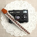 『オシャレかわいいカメラリストストラップ』 CIESTA/シエスタ Wrist Strap Breeze (リストストラップ) CSS-FWS-15 Breeze Brown カラー：Brown(ブラウン) Made in KOREA 『サイズ』 全長：約235mm 幅：20mm 素材：Fabric(布) オシャレかわいいカメラリストストラップ。 ミラーレス一眼やコンパクトカメラなどに おすすめのカメラストラップです。 ※商品の色はパソコン等により、実際の色と 若干異なる場合があります。 【ご注意!】 リストストラップは、カメラ撮影の補助器具です。 カメラ本体をつかまず手首にぶら下げたり、 振り回したりすると、カメラ・ストラップ金具 双方の破損や脱落等の可能性があり大変危険です。 必ずカメラ本体をしっかり握って撮影しましょう。