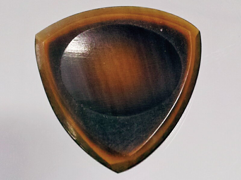 牛の蹄で作られた天然素材の トライアングル (おにぎり型) ピック 3.5mm / Animals Pedal Wild Picks (CHF-TC-D-BR)　Cow Hoof Tri Pick Chamfer Dent Brown　【ゆうパケット対応可能】