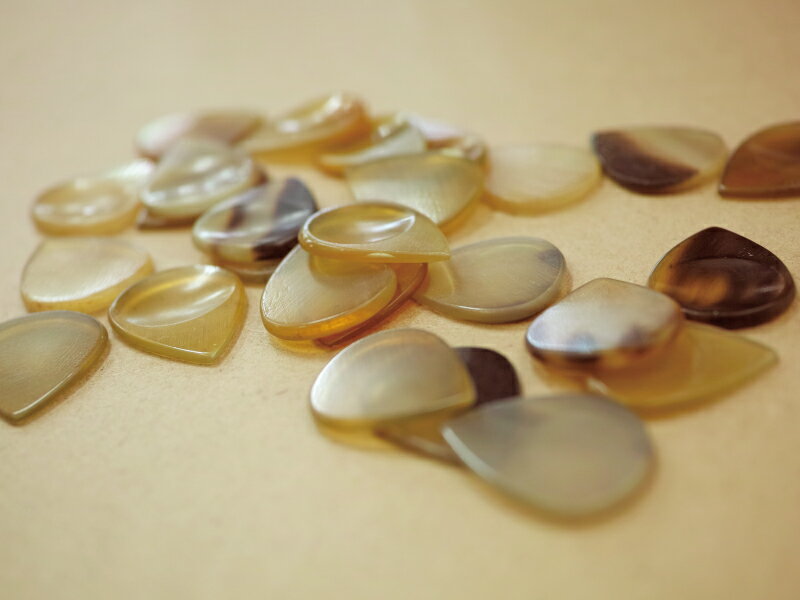 牛の角で作られた天然素材のティアドロップピック 2.5mm | Animals Pedal Wild Picks (CHR-TD-D-BR-S) Cow Horn Tear Drop Dent Brown Small スモールサイズ【ゆうパケット対応可能】 2