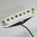 ※こちらの商品はセットではありませんのでご注意ください。 Lundgren Guitar Pickups / Stratocaster '50s Formvar 単品（ミドル用） ストラトキャスターフィフティースフォームバー 【Stratocaster '50s Formvar 単品（ミドル用】 Stratocaster '50s Formvarは、Lundgren Guitar Pickupsの中で最もポピュラーなストラトキャスター用ピックアップモデルです。 我々がピックアップの制作を開始した17年前当初からのラインナップのひとつです。 Stratocaster '50s Formvarのコイルには、1954年から1964年黄金期に作られたものと同じ、フォームバー皮膜のマグネットワイヤーが使われています。 この時期のものを超えるビンテージピックアップを私たちは知りません。 ブリッジ側ピックアップの出力が弱いと感じる方は、ブリッジ側用として「Blues」モデルや「Hot」モデルとの組み合わせがおすすめです！ ミドルモデルの出力：6.0K Lundgren Guitar Pickups （ラングレンギターピックアップ）はスウェーデンに工房を構え20年以上に渡ってハンドメイドによる高品質なピックアップを作り続けています。1990年の設立以来、大手ギターメーカーや世界中のギター工房、ギタリストに支持され多くのピックアップを制作し続けています。幅広いラインナップを揃え、ストラトキャスター、テレキャスター、P-90、ハムバッキングはもちろん、7弦ギター、8弦ギター専用のようなピックアップも手がけています。 ラインナップの中でも、P.A.F.モデルのハムバッキングピックアップ「Heaven 57」は、当時のピックアップ製作に使用されていたものと同じ、1957年製のビンテージのワインディングマシーンを使ってコイルを作成しています。Lungren Guitar Pickupsは、音と製品への高いこだわりを持つブランドとして大変高い評価を得ています。