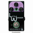 種類 　 オートワウ アダプター 　 9Vセンターマイナス 電池駆動 　 - コントロール 　 Blend、Peak、Gain、BP/LP Mojo Hand Fx　Little Wonder モジョハンドエフエックス　リトルワンダー Mojo Hand Fx Little Wonderはシンプルなコントロールを持つファンクなフィルターペダルです。 様々なジャンルでちょっとした音のひねりがほしいときに使えるクラシックなエンベロープフィルターサウンドで、演奏のダイナミクスに敏感なトーンです。ギター、ベース、キーボードの全てに使うことができ、エンベロープのかかりも自在にコントロールできます。 ●コントロール BP/LP：フィルタータイプをバンドパスとローパスから切り替えます。バンドパスはワウペダル的なトーンで、音の上下をカットします。ローパスフィルターは低域は保ったままフィルターの高域をカットします。 Blend：ドライシグナルとウェットシグナルのバランスを調整します。完全なドライからウェットまでをカバーします。ギターの場合はほぼ最大に設定することが多くなりますが、ベースではドライブレンドが有効です。 Peak：フィルターのカットオフ周波数でのレゾナンス（ブースト）を調整します。フィルターのシャープさを調整するように使うことができます。 Gain：エンベロープのインプットセンシティビティです。演奏に対してどのように応答するかを調整します。 フットスイッチ：トゥルーバイパススイッチです。 ●電源 スタンダードなセンターマイナスDC9Vアダプターで駆動します。消費電流は70mAです。 Mojo Hand Fx Mojo Hand Fxは、常に出来る限り最高のコンポーネンツを使用し、アメリカで手作業でエフェクターを製作しています。 Mojo Hand Fxのエフェクターを踏めば、たちまち日常から非日常の世界に引き込まれ、その素晴らしい音の中に身を委ねることができます。 全てのMojo Hand Fxペダルはトゥルーバイパススイッチングを採用。頑丈なダイキャスト筐体に、プロフェッショナルパワーコートフィニッシュを施し、またスタンダードなセンターマイナスのDC9Vアダプターで駆動します。