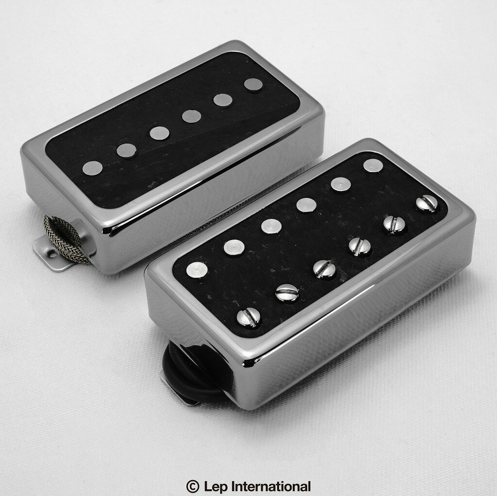 Righteous Sound Pickups　/ 1991 GAZING Set Open Black Metallic Cover / Obsidian Insert ライチェスサウンドピックアップス / ナインティナインティワンゲイジングセットオープンブラックメタリックカバーオブシディアンインサート Righteous Sound Pickups 1991 GAZING Setは、特にエフェクターを多く使用するプレイヤーのために制作された最大限に明瞭なトーンを生み出すピックアップセットです。 アンプシミュレーターを通して音を出す場合にもより音を前に出す、現代のギタープレイヤーが求めるサウンドを求めたピックアップです。 ネックピックアップはヴィンテージジャズマスターのピックアップを基本としています。クリアでくっきりとした高域を持ち、暖かでトーン全体を締める低域が合わさります。 ブリッジピックアップは長年の実験と改良の集大成です。アルニコ6マグネットと型破りなワイヤーゲージを使用した非対称コイルは、クリーミーで豊かなハーモニーを生み出します。高域はシングルコイルを思わせ、ミッドレンジはPAFやテレキャスターブリッジの中間的な音色、そして低域はタイトなトーンとなります。 そしてネックとブリッジをブレンドするとさらなる可能性を見せる魔法の音色となり、エフェクターの可能性もさらに広がります。 明瞭かつ高い応答性を備えた現代のプレイヤーのための新しいピックアップです。激しいファズをかけてもクリアさを保ち、アンビエントなエフェクトをかけたクリーントーンは美しくなります。いつまでも“シューゲイズ”するのにも最適です。 Righteous Sound Pickups Righteous Sound Pickupsは、アメリカ、テキサス州オースティンにてJoshua Spataroが手作業で制作した最高品質のピックアップです。30年前に始まった、最高のリプライスメントピックアップを探す旅は自分で制作するという答えにたどり着きました。