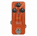 種類 　 トレモロ アダプター 　 9Vセンターマイナス 電池駆動 　 9V電池 コントロール 　 AMPLITUDE、DEPTH、SPEED、PHASE One Control / TIGER LILY TREMOLO ワンコントロール / タイガーリリートレモロ トレモロというエフェクトは、音量が上下するだけで面白さが無い。サーフミュージックとマシンガン専用エフェクト。極端かも知れませんが、トレモロエフェクトについてのイメージといえばこのようなものではないでしょうか。 トレモロエフェクトは、激しくうねりを加えたりフィードバックがかかるようなモジュレーション系エフェクトと比べると、シンプルな構造のエフェクトであることは確かです。 トレモロエフェクトの基本的な構造は、入力された信号の音量をLFOで生成した波形に合わせて上下させるものです。その構造を生真面目にコンパクトエフェクターとして作ると、“面白さの無い”トレモロエフェクトが完成します。 最初期のチューブアンプに搭載されたトレモロエフェクトは、アンプの構造そのものに依存する形でトレモロエフェクトを生成していました。特に、いわゆる“トレモロエフェクト”としての形を完成させたパワーチューブトレモロの構造は、音量をLFOに合わせて上下させるという大きな形は変わりませんが、“音量を上下させる”ためにチューブパワーアンプのバイアス電流を可変させていました。 その結果、ヴィンテージチューブアンプのトレモロエフェクトにはなんとも言えない味わいが生まれます。無機質に音量が上下するだけの“生真面目な”トレモロエフェクトとは全く違うサウンドになります。そのサウンドは美しく、ヴィンテージアンプのトレモロエフェクトを手放せないギタリストは世界中にたくさんいます。 One Control TIGER LILY TREMOLOは、初期のチューブパワーアンプを利用するトレモロエフェクトのサウンドを再現しながら、現代的でクリアな、高解像度のトーンを両立させたトレモロエフェクトです。 多くの“生真面目な”トレモロエフェクトは、音量を綺麗に上下させたり、より激しいトレモロエフェクトをかけるために、LFOを三角波（トライアングル）や矩形波（スクエア）に設定してしまいます。 ヴィンテージトレモロエフェクト特有の“ジェントル”な響きは、正弦波でなければ生まれません。TIGER LILY TREMOLOのLFOは、かつてのヴィンテージアンプに使用されたものと同様、正弦波を生成します。 TIGER LILY TREMOLOの、浅くかければ緩やかで滑らかなトレモロエフェクトを作り、深くかけてもプレイを妨害しないという独特の質感も、このLFOの働きが大きいのです。 もちろん、ただLFOを正弦波に設定すれば即座にヴィンテージトーンが得られるわけではありません。三角波や四角波と比べ、正弦波を自在に制御するのは難しいためです。それが“ソフトなトレモロ”で終わるのか“極上のヴィンテージトレモロ”の領域にまで立ち入れるのか、そこがまさにセンスの見せ所です。 TIGER LILY TREMOLOは、BJFのセンスと耳を駆使したチューニングが施されています。まるで1つ1つの揺れが生きているような、有機的で生々しいトレモロサウンドです。 そして、AMPLITUDEノブにより、その波形をさらに細かくコントロール可能。AMPLITUDEノブを低く設定すれば全く揺れを無くすこともできます。この時、軽いブーストと共にほんの少しだけ暖かな音色を作ることができます。AMPLITUDEを上げていくと、連続的なトレモロからより激しいトレモロサウンドへと変わります。 AMPLITUDEノブとDEPTHノブの設定と組み合わせることで様々なトレモロサウンドを作ることができます。 TIGER LILY TREMOLOはヴィンテージトレモロエフェクトを再現していますが、何から何までを完全再現したわけではありません。例えばヴィンテージチューブパワーアンプを使用するトレモロは基本的に正弦波のトレモロエフェクトですが、ドライバーが飽和すると四角波に近づきます。 それは間違いなくヴィンテージトレモロならではの味わいの1つですが、同時に扱いにくい部分とも言えます。 TIGER LILY TREMOLOは広いダイナミクスレンジとヘッドルームの高さにより、常に正弦波のトレモロを維持します。このことが、ヴィンテージトレモロエフェクトのサウンドを再現しながら、同時に現代的な高い解像感を両立させています。 現代のアンプ、現代のスタジオ機器の高い音質の中で浮いてしまうことも無く、同時に他のトレモロペダルには無い存在感も両立させる。BJFの感性が生み出したトーンです。 現代のシーンで積極的に使うことはもちろん、今の機材を使ってのサーフミュージックにも最適です。 そして、TIGER LILY TREMOLOは様々なスタイルのギター、ベース、そしてアンプに対応し、即座にTIGER LILY TREMOLOならではのトレモロトーンを作ることができるのも、この広いダイナミクスレンジと高いヘッドルームによるものです。 この汎用性の高さは、歪みと組み合わせた時にも発揮されます。TIGER LILY TREMOLOはエフェクトの接続順を気にすることなく、歪み系の前段、後段どちらにも接続可能。また、Prussian Blue Reverbと組み合わせ、リバーブの後にTIGER LILY TREMOLOを接続すれば往年のサーフミュージックサウンドが甦ります。 さらに、TIGER LILY TREMOLOは、その音質にもBJFならではのチューニングが活きています。クリアでありながら柔らかく、高解像度な質感。AMPLITUDEノブを低く設定して揺れをなくせば、ソフトなトーンを作るバッファ/プリアンプのようにもご使用いただけます。 また、TIGER LILY TREMOLOにはPHASEというスイッチを搭載しています。PHASEスイッチを切り替えると、位相を反転させ、アウトプットインピーダンスを下げることが出来ます。 基本的なエフェクトの音色はほとんど変化しませんが、エフェクトループやスタジオ機材などと組み合わせて使用する際には重要なスイッチです。実際に音を出し、ご自身の耳で良いと感じたモードを選択してみてください。 初期設定ではPHASEはOFFになっています。 ●特徴 ・ヴィンテージアンプに搭載された、最初期の正弦波トレモロサウンドを再現 ・単に古い音を作るだけでなく、現代的な高い解像感を両立 ・波形を微調整できるAMPLITUDEコントロール ・様々な機材やルーティングに合わせたPHASEモードを搭載 ・アルミ削り出しのハイクオリティなミニサイズケース ・電池内蔵も可能 ・トゥルーバイパススイッチング ●各部の名称と使い方 INPUT：ギター/ベース側のケーブルを接続します。 OUTPUT：アンプ側のケーブルを接続します。 SPEED：トレモロの揺れるスピード（RATE）をコントロールします。 DEPTH:トレモロの揺れの深さをコントロールします。 AMPLITUDE：トレモロエフェクトの波形を調整し、柔らかいトレモロ〜激しいトレモロまでをコントロールします。低く設定するとトレモロをかけず、バッファのように使うことができます。 PHASE：トレモロエフェクトの位相とアウトプットインピーダンスを切替えます。初期設定はOFFです。 FOOT SWITCH：エフェクトのON/OFFを切り替えます。OFF時はトゥルーバイパスとなります。 DC INPUT：センターマイナスのスタンダードな9VDCアダプターを接続します。9Vの電源に対応します。 9V BATTERY：裏面4角のスクリューを外し、裏蓋を開けて006P型9V電池をセットします。 ●Specification インプットインピーダンス : 180K アウトプットインピーダンス : 10K (PHASEスイッチON時は500Ω） 駆動電圧 : 9V 消費電流 : 1.5mA S/N比 : -80dB サイズ：39Wx100Dx31H mm(突起含まず) 　　　　47Wx100Dx48H mm（突起含む) 重量：およそ160グラム(電池挿入時200グラム) ※電池は付属しません。 1981年に私の作ったペダルを初めて販売したのだが、それがトレモロだった。そしてそれは初めてギタリストのために作ったエフェクトだった。そのギタリストは今でもそのトレモロを持っているよ。 トレモロはいろいろなスタイルの音楽で使用されている。有名なマシンガンのような派手な効果だけでなく、バックでゆっくりと音を揺らしたり、偽エコーのような使い方をするプレイヤーも知っている。 TIGER LILY TREMOLO (TLTn)は、私が作った最初のトレモロを元にモディファイを施したバージョンだ。電池でペダルを使うのが当たり前だった時代の設計を受け継いでいるので、TLTnは消費電流も少ない。ミニペダルで電池駆動ができるOne Controlにも最適だ。 つまり、TLTnには非常に満足している。 ───Bjorn Juhl 35年後のトレモロ。 真の改善とは、改善し続けること。 後のBJFことBjornのストーリーは1981年に始まります。 その年に彼は初めてのオリジナルエフェクターの販売をスタートしています。 （驚くべきことに彼はその後35年もの年月をエフェクター制作に捧げ、 数々の歴史的傑作ペダルを今も作りつづけています。） 約35年前に歴史が始まったエフェクター、それはトレモロでした。 彼の初心に触れる旅が終わったとき、私たちは一つのエフェクターを 完成させることができました。 改善とは何か。 彼はいまだ自分の感覚の棘を信じ、より高みを目指そうとしています。 私たちにとっての未到達の風景はいったいどんな眺めなのでしょうか？ まだ見ぬ風景を求め私たちは今日も歩き出します。 One Control One Controlの細部にまで拘った商品は、贅沢という言葉が一番しっくりくるでしょう。 これまでの製品を凌駕するその品質とスペック、徹底したユーザーフィードバックの拾い上げによる商品構築は、一番の遠回りに見えますが、 実は一番の近道であると言うことを我々の商品によって実証できると確信しています。 One Controlを足元に置いて、歴史の証人になりましょう。