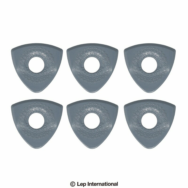 BOG STREET / AXE BLADE: HEAVY 6-pack ボグストリート / アックスブレードヘビーシックスパック このパックは ・AXE BLADE: HEAVY のピックが6枚入っています。 AXE SERIESピックのデザインは、安定したグリップとプレイアビリティを実現するために設計された、ユニークなピックです。 3つの面でご使用いただけるよう作られて、テクニックやスタイルに柔軟に対応できる3種類のタイプがあります。 ●AXE BLADE: HEAVY AXE BLADE: HEAVY ピックは小さめのトライアングルピックです。 1mm厚のスタンダードなエッジが1点と、3mm厚のベベルチップが2点あり、様々なスタイルに広く対応することができます。 ●マテリアル BOG STREETピックは1枚ずつ独自に製造され、最高水準の品質でレーザーフィニッシュされます。 このプロセスによりピックの3つの側面全てに連続した成形エッジが作成され、最適なストリングリリースを実現します。 ピックはルピタルと呼ばれる高品質アセタール共重合体で成形されています。 ルピタルは入手可能な中では最も強力なエンジニアリングプラスチックの1つで、高強度、高耐衝撃性、靱性で知られます。暖かな音色とスムースなストリングリリースが特徴です。 BOG STREET Bog Streetはギタープレイの経験をさらに発展させるアクセサリーを制作しています。