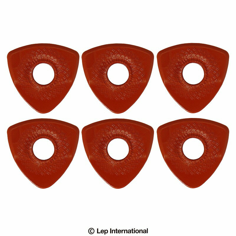 BOG STREET / AXE CUT: MEDIUM 6-pack ボグストリート / アックスカットミディアムシックスパック このパックは ・AXE CUT: MEDIUM のピックが6枚入っています。 AXE SERIESピックのデザインは、安定したグリップとプレイアビリティを実現するために設計された、ユニークなピックです。 3つの面でご使用いただけるよう作られて、テクニックやスタイルに柔軟に対応できる3種類のタイプがあります。 ●AXE CUT: MEDIUM 最もスタンダードなサイズのトライアングルピックシェイプで、0.6mm厚のスタンダードなエッジが1点と、2mm厚のベベルチップが2点あり、様々なスタイルに広く対応することができます。 BLADEよりも大きいので、コードやベースに向いたピックです。 ●マテリアル BOG STREETピックは1枚ずつ独自に製造され、最高水準の品質でレーザーフィニッシュされます。 このプロセスによりピックの3つの側面全てに連続した成形エッジが作成され、最適なストリングリリースを実現します。 ピックはルピタルと呼ばれる高品質アセタール共重合体で成形されています。 ルピタルは入手可能な中では最も強力なエンジニアリングプラスチックの1つで、高強度、高耐衝撃性、靱性で知られます。暖かな音色とスムースなストリングリリースが特徴です。 BOG STREET Bog Streetはギタープレイの経験をさらに発展させるアクセサリーを制作しています。