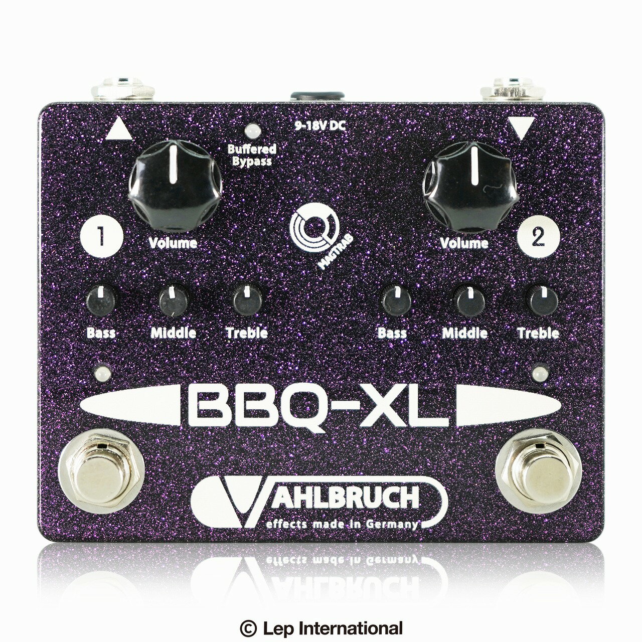 種類 　 ブースター アダプター 　 9-18Vセンターマイナス 電池駆動 　 − コントロール 　 Volume、Treble、Middle、Bass、Volume、Treble、Middle、Bass VAHLBRUCH　BBQ-XL ファールブルーフ　ビービーキューエックスエル VAHLBRUCH BBQ-XLは、コンパクトなペダルにブースター、3バンドアクティブイコライザー、バッファを組み合わせた機能的な“BBQ”を2つのチャンネルに設置し、さらなる操作性と機能を実現したペダルです。2つのチャンネルはフットスイッチで一発切り替えが可能です。 アンプの前に置いたり、エフェクトループに設置してアンプトーンの最終調整に使用することもできます。 アンプをプッシュするブースターや、アンプをクリアにしたり、アンプとギターの間をとりもつ調整役としても最適です。 エレキギターだけでなく、アコースティックギターシステムにも最適です。 フットスイッチはMagTraBスイッチを採用しています。 スイッチ部にマグネットを組み込み、スイッチを踏み込むとマグネットが基板側のセンサーに近づきます。その磁力の変化を感知し、内部のリレースイッチを切り替えます。 機械式スイッチのように物理的に回路が切り替わったり、多くのクリックレススイッチのようにボタンが押されたりといった接触が一切ないため、いつまでも故障せず、スムースでクリックレスなスイッチングが行えます。 下記操作で電源を入れたときに好きなチャンネルがONとなるか、OFF（トゥルーバイパス）となるかを選択することができます。 1：電源ケーブルを抜きます。 2：モードを切り替えたいチャンネルのMagTraBスイッチをホールドします。 3：そのまま電源ケーブルを差し込みます。 次回電源投入時、今の設定と逆（ステップ4でONにした場合はOFF）で立ち上がります。 ●コントロール ・Volume：音量を調整します。-8〜+16dBの範囲でブースト/カットが可能です。 ・Bass：低域の出方を調整します。±15dBの範囲で調整できるアクティブコントロールです。 ・Middle：中域の出方を調整します。±15dBの範囲で調整できるアクティブコントロールです。 ・Treble：高域の出方を調整します。±15dBの範囲で調整できるアクティブコントロールです。 ※2つのチャンネルそれぞれ同様のコントロールとなります。 内部にあるスイッチでバイパス時にトゥルーバイパスとするかバッファードバイパスとするかを選択することができます。ハイエンドなバッファを内蔵しているため、バッファモードで接続しているだけでも効果的です。 ●スペック ・バイパスモードを選択できる堅牢なON/OFF回路 ・9-18V電源に対応 ・インプットインピーダンス：1.0MΩ ・アウトプットインピーダンス：100Ω ・消費電流：50mA ・電源：スタンダードな2.1mmバレルタイプセンターマイナスDC9-18V ・サイズ：120×100×48mm ・重量：350g ・ドイツにてハンドメイドで制作 電池はお使いいただけません。 VAHLBRUCHVAHLBRUCHは、ドイツにてヘニング・ファールブルーフ博士によりハンドメイドで制作される高品質なエフェクターをラインナップします。 質実剛健で高い操作性と高いサウンドクオリティを実現しています。派手ではないかもしれませんが、いつも側に置いて使いたくなるようなエフェクターです。