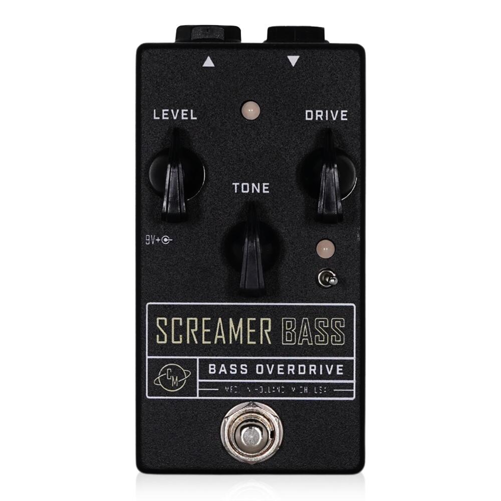 キューザックミュージック スクリーマーベース Screamer Bass Cusack Music Screamer Bassは、人気のギター用オーバードライブ、“Screamer”と同様、チューブスクリーマーインスパイア系オーバードライブです。ベースギターで最適に使用できるよう、ボトムエンドを逃さず出力できます。 Screamer Bassは、ベースの明瞭さを犠牲にすることなく、ベーストーンに軽い歪みを加えます。クリアで芯のあるベースオーバードライブを求めるプレイヤーに最適です。 さらに音色全体のスムースさや歪みのエッジを好みに合わせて設定できるよう、3つのクリッピングオプションを選択できるクリッピングセレクタースイッチを搭載しています。 ●コントロール Level：音量を調整します。 Drive：歪みの強さ、サステインの長さを調整します。 Tone：音色のバランスを調整します。 クリッピングセレクタートグルスイッチ：スタンダード、クラッシュ、非対称の3つのクリッピングオプションを選択できます。 フットスイッチはクリックレスで、機械式スイッチが原因のスイッチングノイズとは無縁に。もちろんトゥルーバイパスです。 ●LED エフェクトON時、LEDが赤に点灯します。バイパス時は初期設定で緑色に点灯します。フットスイッチをLEDが点滅するまで長押しすることで、バイパス時にLEDを消灯させることができます。 また、電池駆動時に電池が消耗しているとペダルのインプット端子にプラグを差し込んだ際にLEDが点滅し、電池の交換時期を伝えます。 Cusack Music Screamer Bassは9V電池、またはスタンダードなセンターマイナスDC9Vアダプターで駆動します。動作電流は8mAです。 インプット端子が電源を兼ねています。電池を入れている時、ご使用にならない間はインプット端子からプラグを抜いておいて下さい。また、長期間の保管をされる場合は電池を抜いておいて下さい。