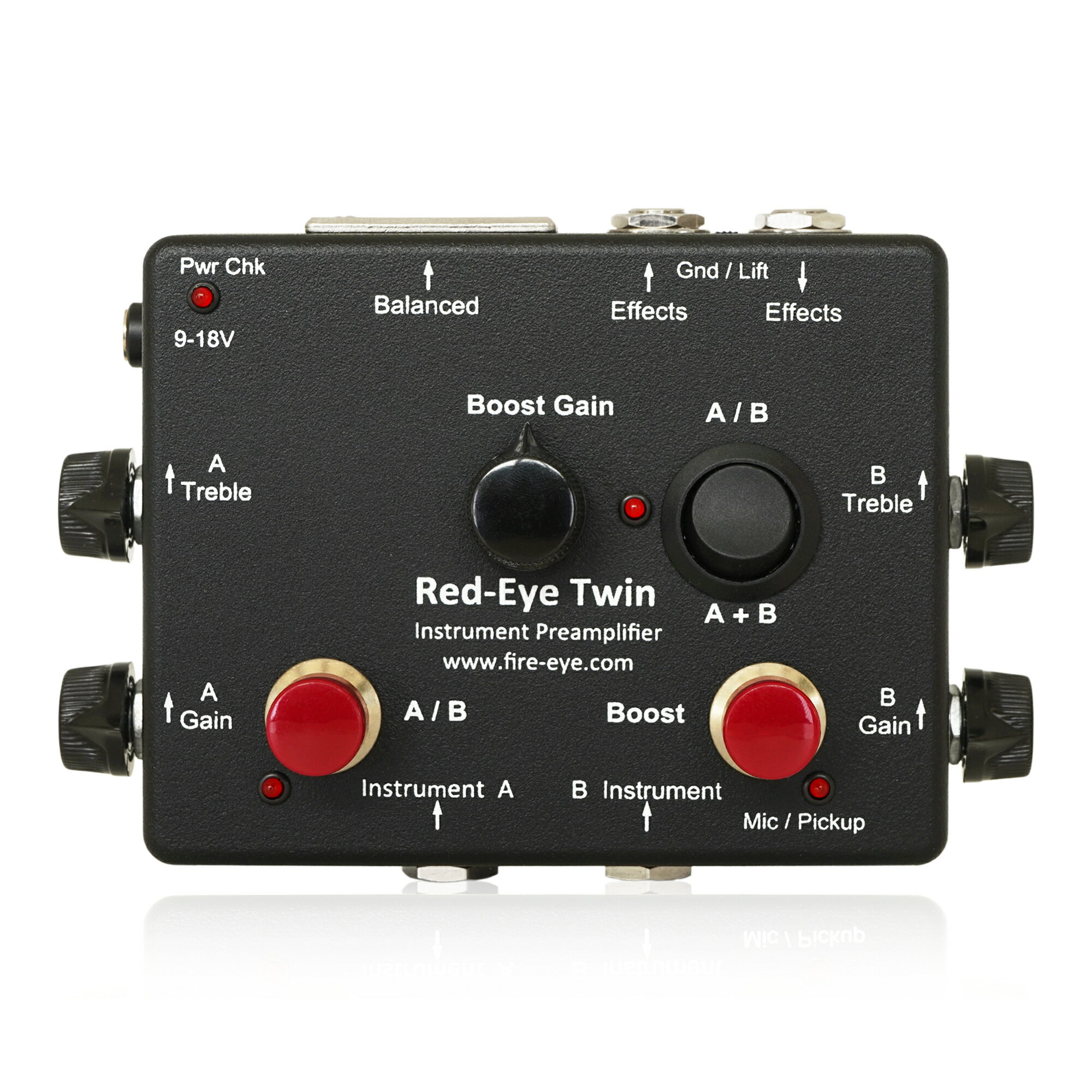 ファイヤーアイ レッドアイツイン インストゥルメントプリアンプリファー &quot;Red-Eye Twin Instrument Preamplifier&quot; Fire-Eye Red-Eye Twin Instrument Preamplifierは、ミュージシャンによってミュージシャンのために設計されたシンプルで効果的なダイレクトコネクトツールです。 特に2つの楽器をステージで演奏するミュージシャンのために設計された、アナログ、ハンドメイド、ハイインプットインピーダンスDIとクリーンブーストを組み合わせました。 Red-Eye Twinプリアンプのハイインプットインピーダンスは、ピエゾピックアップからスムースでナチュラル、アコースティックなトーンを作ります。高価で大規模なプリアンプシステムでなければ期待できないようなトーンが、小さなボックスから出力できるのです。 ローディストーション、ローノイズ、そして驚異的なヘッドルームが、プレイ時の表現を最大限に引き出します。パーカッシブに、そしてラウドなプレイでもクリアなトーンを実現します。 Red-Eye Twinプリアンプは、エレキギターやエレキベースのマグネティックピックアップにも最適です。エレキベースをミキサーに直接接続する際のDIとして、またエレキギターのリアンプを前提としたプレイを正確にレコーディングする際にも効果を発揮します。 Red-Eye Twinプリアンプの作るアコースティックでナチュラルなサウンドは魔法だ、と言いたいところですが、実際は一切のトリックはありません。もちろんピエゾピックアップの非常に高いインピーダンスにRed-Eye Twinのフィールドエフェクトトランジスタインプットサーキットが完全に対応できているということは重要です。これによりピックアップのローディングをなくし、フリーケンシーレスポンスをほぼフラットなまま維持できます。 またプリアンプサーキットは非常にハイファイです。フラットレスポンスはオーディオバンドを超え、超低歪み、高いヘッドルームと超低ノイズを実現します。EQやコンプレッションなどのトリックは一切ありません。ひたすら愚直にインプットシグナルを出力した結果、Red-Eye Twinのサウンドは多くのDIペダルと比べてアコースティックサウンドに近いのです。 さらに、バランスドアウトプットトランスフォーマーも、数多くのモデルをテストしました。中には非常に高価なタイプも試しました。フラットなフリーケンシーレスポンスで、位相の変化が少なく、スムーズ、かつ内部での歪みが無いものを探しました。 Red-Eye Twinのサイズにフィットするものの中で、十分に満足できるものは1つだけでした。そのトランスフォーマーの20Hz以下の低域のレスポンスが特にスムースで、40kHz以上のレスポンスはクリアでした。 このトランスフォーマーによって、Red-Eyeのバランスドアウトのサウンドは美しくなりました。このトランスフォーマーは、実はオーディオ用ではなくコンピュータのモデム用に設計されたものだったのです。 Red-Eye TwinプリアンプにはTrebleコントロールがあります。それ以外のEQが無いのは、Red-Eyeプリアンプは18khzまでフラットレスポンスを実現したからです。これはヴァイオリン/フィドルの弓のスクラッチをピエゾピックアップが拾い、そのままDIとして出力できるほどです。多くのDIボックスではこの音を再現できません。 しかし、特にヴァイオリンやマンドリンのプレイヤーは高域のブライトネスをそれぞれのピックアップ特性に合わせて調整したいという要望があったため、Trebleコントロールを搭載しました。 Red-Eye Twinのベースレスポンスはほぼ全ての楽器をカバーする20Hzまでフラットのため、それ以上のEQは必要ありません。 ●特徴 ・インプット：ハイインピーダンス 1MΩ、1Volt peak-to-peak level. ・600Ωのローインピーダンス、バランスドXLRアウトプットにより、ロングケーブルドライブにも対応 ・A/Bフットスイッチで即座に楽器を切替可能 ・ModeスイッチでA/Bの片方を使用するか、両方を同時に使用するかを設定可能 ・入力ごとに独立したTreble、Gainコントロール ・BoostフットスイッチとBoost Gainコントロールでリード時などのブーストも可能 ・ロングバッテリーライフ（〜100時間） ・オートマチックバッテリーチェック搭載 パワーオン時に1秒間Check:OKライトが点滅 ・Phantom電源対応 電源が供給されれば自動的にバッテリーから切替え ・1/4インチアウトプット/インプットのアクセサリーループ搭載 様々なチューナーやエフェクトをかけたり、ギターアンプやPA等へのパラレルアウトとして使用可能 ・ネオンライトや携帯電話からの高周波を除去するインターナルフィルタリング ・スモールサイズ：3.2×8.9×11.4cm Weight: 510g ●自在なゲインレベルの調整 Red-Eye Twinには、各インプットごとに独立したTreble、Gainコントロールを搭載しています。 楽器ごとにその出力レベルが異なるため、複数の楽器を切替えて使用する際、そのレベルを合わせておくことが重要となります。 Red-Eye TwinのGainコントロールはRed-Eyeシングルプリアンプよりも高いゲインレンジを実現しています。楽器のレベルを設定する際は、Gainを3/4あたりに設定（Red-Eyeシングルプリアンプのゲインです。）し、そこからレベルの低い方をブーストしたり、高い方を下げてレベルを揃えます。 その後、Trebleコントロールを用いて音色を調整します。ピックアップや楽器の特性の違いに合わせて設定できます。 また、接続した楽器のレベルが特に高い、または特に低い場合は、本体内部に設置されたトリムポットで、全体のゲインを調整することが出来ます。通常はこのトリムポットは中央位置に設定されていますが、どうしても調整が必要な場合は時計回りで全体のゲインを増加させ、反時計回りでゲインを下げることが出来ます。 ●Red-Eye Twinプリアンプシグナルパス ・インストゥルメントインプットインピーダンス：1MΩ以上 ・エフェクトループアウトプットインピーダンス：4kΩ以下 ・エフェクトループインプットインピーダンス：4kΩ ・XLRアウトプットインピーダンス：600Ω ・10Hzから18KHzまでフラットなフリーケンシーレスポンス（Trebleコントロールがセンター時） ・ブーストレベル：+3dB 〜 +7dB ●Red-Eye Twinを楽器とサウンドシステムの接続に使う ・各楽器ごとのGain、Trebleコントロールで楽器のレベルと高域を調整可能 ・必要ならソロブーストも使用可能 ・エフェクトループにチューナーを接続することも可能 ・チューナーON時、アウトプットがミュートされます（チューナー側の機能によります。） ●様々なエフェクターを使用する ・エフェクトやチューナーをエフェクトループに接続します ・エフェクトのかかった音がXLRアウトから出力されます ●ステージでギターアンプやPAに接続する ・Red-Eye TwinプリアンプのTrebleコントロールとBoostスイッチで音色の調整が可能です ・Red-Eye Twinとアンプ/PAの間にエフェクトをかけることができます。 ●パッシブDIボックスとして使う ・Red-EyeはパッシブDIボックスとして使うこともできます。Red-Eye Twinのアイソレーショントランスフォーマーは、10Hzから30kHzの周波数帯でほぼフラット（ライナーレスポンス）な特性となります。 ・電源は不要です ・インプットインピーダンス：4kΩ アンバランスドインプット ・アウトプットインピーダンス：600Ω バランスドアウト ●Boost GainとTrebleレスポンス