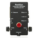 ファイヤーアイ　レッドアイインストゥルメントプリアンプリフィアー &quot; Red-Eye Instrument Preamplifier &quot; Fire-Eye Development, Inc.のRed-Eye Instrument Preamplifierは、ミュージシャンによってミュージシャンのために設計されたシンプルで効果的なダイレクトコネクトツールです。 Austin Symphonyのヴァイオリニスト、Leahは地元のバンドでミュージッククラブのサウンドシステムとヴァイオリンが上手く機能しないと悩んでいました。どこのクラブでも、どのDIを使ってもLeahの出す美しいヴァイオリンのトーンを出力することができませんでした。 Fire-Eyeの代表で、エレクトロニクスエンジニアでもあるDaren Appeltは、その問題を解決できるプリアンプを探し回りました。Leahが希望する、ソロブーストボタンの付いたシングルボックスで、かつヴァイオリンケースにも収まり、楽器のピックアップのポテンシャルを最大限に発揮できるようなプリアンプはどこにも見つかりませんでした。そこで、作ることにしたのです。 これがRed-Eyeの始まりでした。 Red-Eyeプリアンプはシンプルでコンパクト、そしてハイインピーダンスのピエゾピックアップをダイレクトコネクトするのにも最適なプリアンプです。Red-Eyeは、ギターやベース、ヴァイオリンをはじめ、どんなパッシブピックアップでも機能します。 Red-Eyeプリアンプのハイインプットインピーダンスは、ピエゾピックアップからスムースでナチュラル、アコースティックなトーンを作ります。高価で大規模なプリアンプシステムでなければ期待できないようなトーンが、小さなボックスから出力できるのです。 ローディストーション、ローノイズ、そして驚異的なヘッドルームが、プレイ時の表現を最大限に引き出します。パーカッシブに、そしてラウドなプレイでもクリアなトーンを実現します。 Red-Eyeプリアンプは、エレキギターやエレキベースのマグネティックピックアップにも最適です。エレキベースをミキサーに直接接続する際のDIとして、またエレキギターのリアンプを前提としたプレイを正確にレコーディングする際にも効果を発揮します。 ハイインプットインピーダンスと高いヘッドルームを実現したことにより、インプットゲインコントロールが不要になりました。 Red-Eyeプリアンプは1Volt peak-to-peakで歪みの無いシグナルレベルを実現。これは多くのパッシブピックアップが作るレベルの約3倍程度です。 Red-Eyeプリアンプの作るアコースティックでナチュラルなサウンドは魔法だ、と言いたいところですが、実際は一切のトリックはありません。もちろんピエゾピックアップの非常に高いインピーダンスにRed-Eyeのフィールドエフェクトトランジスタインプットサーキットが完全に対応できているということは重要です。これによりピックアップのローディングをなくし、フリーケンシーレスポンスをほぼフラットなまま維持できます。 またプリアンプサーキットは非常にハイファイです。フラットレスポンスはオーディオバンドを超え、超低歪み、高いヘッドルームと超低ノイズを実現します。EQやコンプレッションなどのトリックは一切ありません。ひたすら愚直にインプットシグナルを出力した結果、Red-Eyeのサウンドは多くのDIペダルとくらべてアコースティックサウンドに近いのです。 さらに、バランスドアウトプットトランスフォーマーも、数多くのモデルをテストしました。中には非常に高価なタイプも試しました。フラットなフリーケンシーレスポンスで、位相の変化が少なく、スムーズ、かつ内部での歪みが無いものを探しました。 Red-Eyeのサイズにフィットするものの中で、十分に満足できるものは1つだけでした。そのトランスフォーマーの20Hz以下の低域のレスポンスが特にスムースで、40kHz以上のレスポンスはクリアでした。 このトランスフォーマーによって、Red-Eyeのバランスドアウトのサウンドは美しくなりました。このトランスフォーマーは、実はオーディオ用ではなくコンピュータのモデム用に設計されたものだったのです。 Red-EyeプリアンプにはTrebleコントロールがあります。それ以外のEQが無いのは、Red-Eyeプリアンプは18khzまでフラットレスポンスを実現したからです。これはヴァイオリン/フィドルの弓のスクラッチをピエゾピックアップが拾い、そのままDIとして出力できるほどです。多くのDIボックスではこの音を再現できません。 しかし、特にヴァイオリンやマンドリンのプレイヤーは高域のブライトネスをそれぞれのピックアップ特性に合わせて調整したいという要望があったため、Trebleコントロールを搭載しました。 Red-Eyeのベースレスポンスはほぼ全ての楽器をカバーする20Hzまでフラットのため、それ以上のEQは必要ありません。 Red-Eyeプリアンプにはネオンサインや携帯電話が発する高周波に対するフィルタリング回路を搭載しています。 電源は9V電池、またはXLR端子から供給できるPhantom電源に対応しています。インストゥルメントインプットが電源スイッチを兼ねており、ここにプラグを接続することでバッテリーチェックが可能です。 バッテリーチェックランプが1秒間かけて2回点滅します。電池容量が25％を切るとチェックランプは点滅しません。 また、Phantom電源で駆動する場合、接続した直後の1秒間、バッテリーチェックランプが点滅すれば電源が良好であることを示します。 バッテリーが入った状態でPhantom電源が供給されれば、Phantom電源を優先します。バッテリーはミキサーが電源を供給できない機種の場合や、電源供給可能な端子が空いていない場合に使用可能です。 新品のアルカリ9Vバッテリーなら約200時間程度の駆動が可能です。 ●特徴 ・インプット：ハイインピーダンス 1MΩ、1Volt peak-to-peak level. ・600Ωのローインピーダンス、バランスドXLRアウトプットにより、ロングケーブルドライブにも対応 ・Volumeコントロール搭載のブーストボタン ・Trebleコントロール ・ロングバッテリーライフ（〜200時間） ・オートマチックバッテリーチェック搭載 パワーオン時に1秒間Check:OKライトが点滅 ・Phantom電源対応 電源が供給されれば自動的にバッテリーから切替え ・1/4インチアウトプット/インプットのアクセサリーループ搭載 様々なチューナーやエフェクトをかけたり、ギターアンプやPA等へのパラレルアウトとして使用可能 ・ネオンライトや携帯電話からの高周波を除去するインターナルフィルタリング ・スモールサイズ：3.2×5.7×10.8cm Weight: 284g ●Red-Eyeプリアンプシグナルパス ・インストゥルメントインプットインピーダンス：1MΩ以上 ・エフェクトループアウトプットインピーダンス：4kΩ以下 ・エフェクトループインプットインピーダンス：4kΩ ・XLRアウトプットインピーダンス：600Ω ・25Hzから18KHzまでフラットなフリーケンシーレスポンス（Trebleコントロールがセンター時） ・ブーストレベル：+4dB 〜 +9dB ●Red-Eyeを楽器とサウンドシステムの接続に使う ・Trebleコントロールで楽器の高域を調整可能 ・必要ならソロブーストも使用可能 ●ストンプチューナーを使う ・チューナーON時、アウトプットがミュートされます（チューナー側の機能によります。） ●様々なエフェクターを使用する ・エフェクトやチューナーをエフェクトループに接続します ・エフェクトのかかった音がXLRアウトから出力されます ●ステージでギターアンプやPAに接続する ・Red-EyeプリアンプのTrebleコントロールとBoostスイッチで音色の調整が可能です ・Red-Eyeとアンプ/PAの間にエフェクトをかけることができます。 ●パッシブDIボックスとして使う ・Red-EyeはパッシブDIボックスとして使うこともできます ・電源は不要です ・インプットインピーダンス：4kΩ アンバランスドインプット ・アウトプットインピーダンス：600Ω バランスドアウト ●Boost GainとTrebleレスポンス Fire-Eye Developmentのオーナーであり、代表のDaren Appeltはエレクトロニクスエンジニアとしての経験を持ちます。 全てのFire-EyeのプロダクトはDarenが設計し、手作業で組み上げられます。全ての制作プロセスの後に徹底した管理を行っています。 Fire-Eye Developmentの共同経営者であるJustin Jacobsはギタリストでもあり、プリアンプの制作において専門的なアドバイスを行い、Rred-Eyeのサウンドに大きく貢献しています。