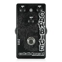 種類：ディストーション アダプター：9-15Vセンターマイナス 電池駆動：- コントロール：DRY、WET、EMP Catalinbread / CARBIDE カタリンブレッド / カーバイド 過去30年以上、ローダウンチューニングされたギターを用いた音楽を愛するなら、ヘヴィなリフやドリルなどを使うこのホットなトーンを聞いたことがあるかもしれません。 Catalinbread CARBIDEはかつてHM-2をクランクしたときの“チェーンソーサウンド”をキャプチャする破壊的なディストーションペダルです。 CARBIDEは特定の周波数帯域を強くブーストし、チェーンソーサウンドを生み出します。これはHM-2のノブ全てを最大にしたときに得られるサウンドの代名詞です。 CARBIDEはそれをベースとしながら、歪み回路の大部分を調整し、さらなるザクザク感と破壊音を作ります。 CARBIDEはシグナルパスを2つに分け、1つは強力なクリーンブースト、もう1つはディストーションに分けられます。クリーンブーストはローダウンチューニングにも対応するよう特別に構成されています。それぞれのシグナルパスには個別にボリュームコントロールがあり、自在にミックスすることができます。EMPノブはEmphasisで、高音域をカットしながらローエンドをタイトにし、ブーストされた周波数帯域を前に出します。 ●コントロール ・DRYとWET：ブースト（DRY）とディストーション（WET）の音量を個別に調整します。 ・EMP：オリジナルHM-2にはLとHの“Color Mix”ノブがあります。Lは87Hz、Hは958Hzと1279Hzを制御します。CARBIDEはその3つの帯域のブーストを維持しますが、EMPノブはその周囲の周波数をカットしてより明瞭にします。EMPは63Hzとトレブルシェルビングフィルターを同時に制御します。これで高音域と低域を同時にコントロールします。 ●電源 CARBIDEは9-15VのセンターマイナスDC電源に対応します。基本的にはセンターマイナスDC9Vアダプターで駆動します。電池はお使いになれません。 【Catalinbread】 Catalinbread（カタリンブレッド）はアメリカ、オレゴン州ポートランドで様々なエフェクターを製作しています。 Catalinbreadでは、様々なヴィンテージ機材、そして数々のアーティストの「音」そのものを研究し、そこにどんな機材が使われ、どんなプレイやセッティングだったのかを徹底的に分析しています。 その過程を経て作られるCatalinbreadのエフェクトペダルを使うと、最良の状態を保った伝説の機材が足下に甦ったかのような音色を作ります。 さぁ、次はあなたが次の伝説を作り上げる番です。