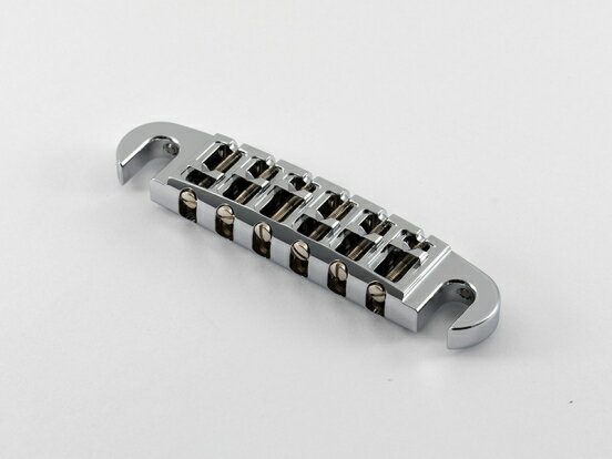 【エービーエム】 ”『ABM3024CA　ラップアラウンド 独立サドルモデル クローム（アルミ製）』 アルミ削り出しハンドメイドで制作されるラップアラウンドブリッジです。 通常のラップアラウンドブリッジでは各弦ごとに細かなオクターブ調整をすることはできません。 この独立サドルモデルでは調整可能なサドルを搭載しているため、厳密なオクターブ調整が可能になります。 ラップアラウンド独立サドルモデルはフラット指板に対応します。 ブリッジ本体はアルミの削り出しによって製作されています。弦の振動をしっかりと楽器へ伝え、楽器本来の響きを一切損なうことなく引き出します。 ■製品概要 　ラップアラウンドブリッジ 独立サドルモデル（アルミ製） 　表面処理：クロームめっき ■付属品 　ラップアラウンドブリッジ本体 　スタッド/アンカー（インチ規格） ■材質 　ラップアラウンドブリッジ：アルミ削り出し 　アンカー：ベルブラス削り出し 　スタッド：カーボンスチール削り出し ■製造国 　ドイツ ドイツの老舗パーツブランド「ABM」について ■About ABM ABMは、エレクトリックギターが誕生して間もない1949年に設立されたエレクトリックギターおよびエレクトリックベース用の金属パーツ会社です。 私たちが一番大事にしているのは、パーツによるサスティーンを最大限に引き出すことです。そのために、私たちは全てのパーツをブラスやスチール、アルミニウムブロックから精密な削り出し加工技術により製作しています。 また、私たちが製作するのはスタンダードなパーツだけではありません。 ひとりひとりのプレイヤー、ひとつひとつの楽器に完璧にフィットするような特別なパーツを製作してきました。 弦の幅や溝の深さ、角度、パーツの大きさや形、そしてデザインに凝ったものなど様々でした。 そしてこのひとつひとつの貴重な経験全てが、私たちのプロダクトに生かされ続けています。 現在、私たちは世界中のプレイヤー、楽器メーカーのために約1,200種類のパーツを製作しています。 ドイツに伝統的に息づくクラフトマンシップと楽器の進化、変遷と共に歩んできた経験を誇りに、プレイヤーの期待を超える高品質で機能的なパーツを提供し続けます。 ■ABMの哲学 楽器のパーツは昔と変わらない方法で、同じ素材で作るのが今でもより良い方法なのでしょうか？ エレキギターの歴史とともに歩んできた私たちABMは、常に自問自答し続けます。今も当時も、私たちが提供できる最高のパーツを製作する姿勢は変わることはありません。 私たちは1949年の創業時以来、パーツによる音の違いは一体何によるものなのか、その秘密の解明に多くの時間と労力を費やしてきました。中でもダイキャスト製と削り出しによる違いの研究はとても有意義なものでした。私たちはこの研究の中から多くの貴重な知識を得ることができました。 私たちのプロダクトは、その長年の研究と経験による成果の答えそのものです。 創業時から受け継がれてきた私たちのプロダクトに対する哲学である、「楽器本来の音を引き出すパーツを製作する」ために私たちが出来ることは何なのか、今までも、そしてこれからもABMの探求は続きます。　