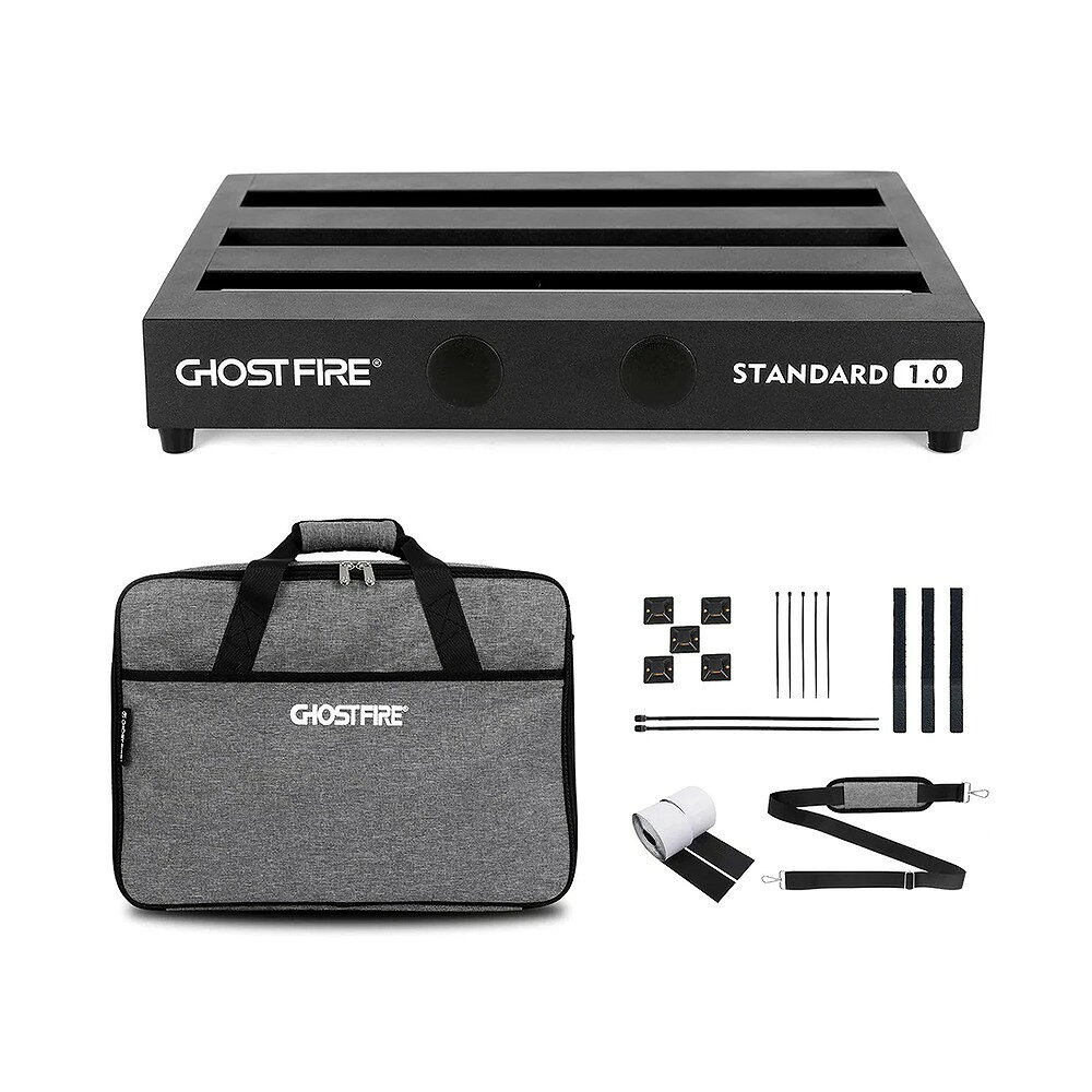 Ghost Fire / V-Series Standard1.0 ゴーストファイアー / ブイシリーズスタンダードイッテンゼロ ■POINT ・航空機グレードのアルミニウム合金を使用した軽量ペダルボード ・800Dの防水性オックスフォード布のパッド入り専用バッグが付属 ・ボードサイズ約43×31cm、1.2kg Ghost Fire Vシリーズペダルボードは、航空機グレードのアルミニウム合金を使用した軽量ペダルボードです。ボードには面ファスナー（ループ）が付属し、すぐにボードに設置することができます。 高さ3.5cmのゴム足が付属していて、十分な高さと操作性を確保しています。これによりボード裏にパワーサプライを取り付けることも可能です。 人間工学に基づいて設計されたボードには傾斜が付けられ、演奏性を高めています。 ボードサイズは約43×31cm、1.2kgと軽量で、8～10個程度のエフェクターを設置することができます。 ※設置できる数はエフェクターサイズにより異なります。ご使用になるエフェクターのサイズとボードサイズをご確認ください。 800Dの防水性を持つ送り布を用いた、パッド入りの専用バッグが付属しています。バッグはショルダーベルトもあり、肩掛けしたりスーツケースのプルロッドに取り付けたりできます。 バッグサイズは約49×35×13cm、740gです。 さらにケーブルクリップ、ローリングベルトが付属し、ボードを美しく仕上げたり、ケーブルを素早く整理して持ち運ぶことができます。 【Ghost Fire】 Ghost Fireは2007年にアメリカで登録されました。中国とアメリカで10年以上機器の製造に関わった経験を持ち、ミュージシャンのための製品を製造しています。Ghost Fireの製品が世界を揺るがすお手伝いをすると確信しています。