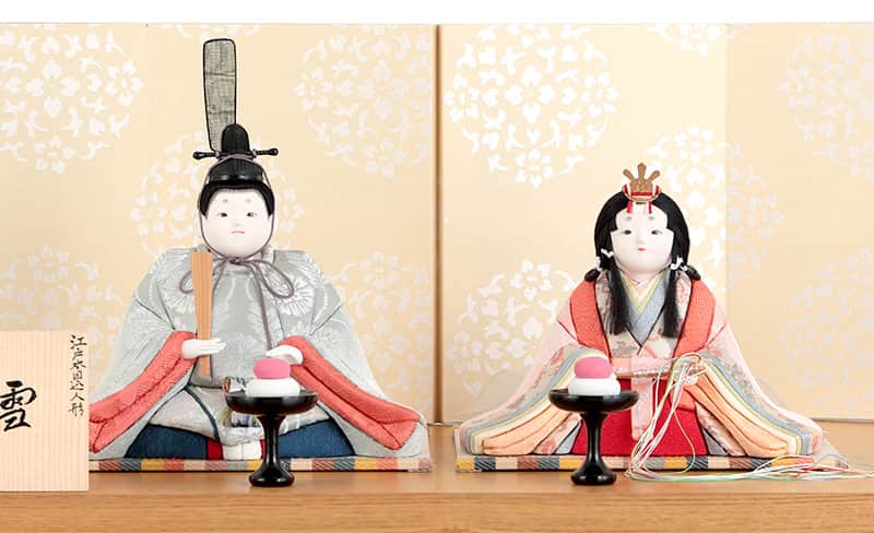 雛人形 幸一光 コンパクト ひな人形 雛 木目込人形飾り 平飾り 親王飾り 小雪 目入頭 正絹 屏風F アクリル足付飾台 【2025年度新作】 h073-koi-432f