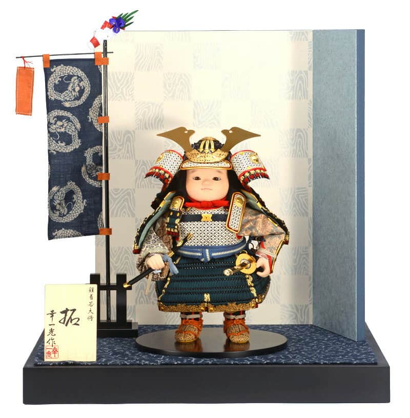 【先着限定クーポン★1/15まで】【創業100周年新春SALE】五月人形 幸一光 松崎人形 子供大将飾り 平飾り 拓 たく 黒小札 鉄糸威 絵革印伝使用 黒塗紗貼台 片袖二曲江戸唐紙屏風 龍旗付 【2024年度新作】 h065-koi-5720