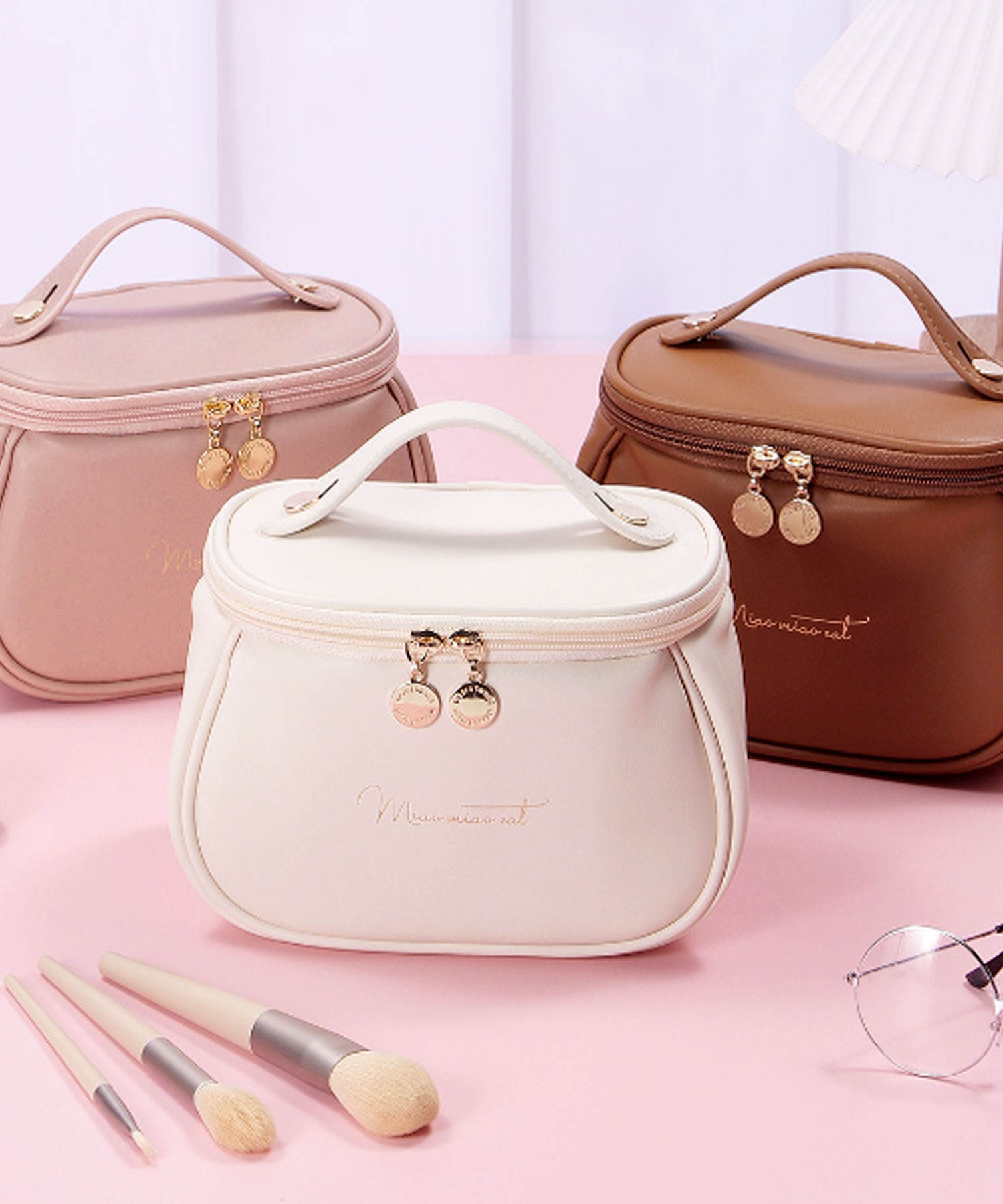【ninon 公式】 ポーチ メイクポーチ 化粧 化粧ポーチ 化粧品入れ 小物入れ かわいい 小物 入れ 小さめ かわいい 推し活 マチ付き 可愛い 女の子 韓国 黒 軽量 携帯 中学生 高校生 子ども コスメ 旅行 ガジェット 送料無料 PUレザー ninon-10005186 ninon サンプル画像2
