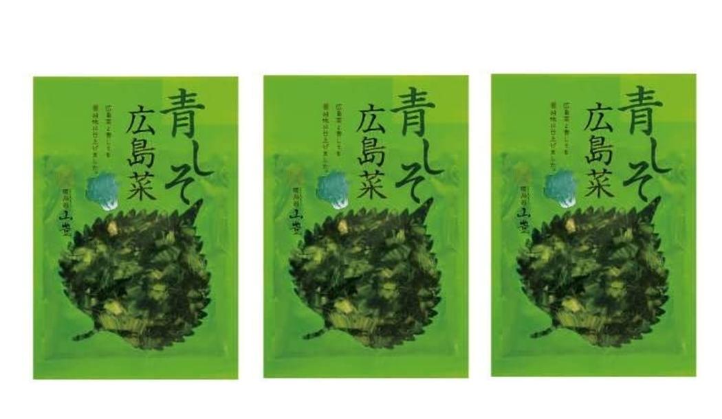 【商品特徴】国産の広島菜と青しそを醤油味に仕上げました。広島菜の鮮やかな緑色、シャキシャキした食感、しその香りがさわやかです。混ぜごはんの具、おにぎりの中具に最適です。加熱しても緑色が褪せないので、玉子焼き等にもご利用いただけます。着色料、保存料は使用しておりません。~広島菜とは~広島菜は、九州の高菜、信州の野沢菜と並ぶ三大漬菜の一つで、 広島県名産の伝統的な漬菜です。一株がとても大きく堂々たる風格で、漬物に加工すると程良い歯切れがあり、わさびと似た成分のピリッとした香味を持つ豊潤な風味が特徴です。広島の大きな自然が育んだ、素朴で上品なお漬け物です。~山豊の商品づくり~山豊の品質管理部門では、専任スタッフが理化学検査や官能検査をはじめとしたチェックを欠かさず行い、徹底した品質管理をしております。また、JAS(日本農林規格)の認定工場に指定、広島県食品自主衛生管理取得など安心安全な製品作りに努めております。 商品説明県名 原材料 広島菜、果糖ぶどう糖液糖、しょうゆ(小麦を含む)、食塩、青しそ/香料、調味料(アミノ酸)、酸味料 サイズ 14×0×21(mm) 原産国 - 内容量 100g×3 アレルギー表示 小麦 温度帯 常温 メーカー名 株式会社山豊広島県広島市安佐南区伴東町79-2