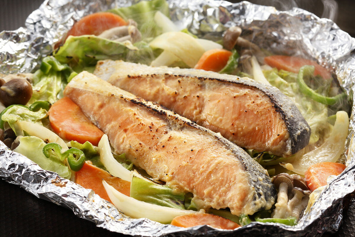 【商品特徴】「ちゃんちゃん焼き」は鮭などの魚と野菜を鉄板で焼く料理で、北海道で漁師町の名物料理です。 2007年に農林水産省の主催で選定された農山漁村の郷土料理百選でジンギスカン、石狩鍋と共に北海道を代表する郷土料理として選出されております。 本来、外で大きな鉄板の上で大胆に焼き上げる料理ですが、いつでもご家庭で手軽に召し上がれる様、ひと手間加えた鮭の切身を特製の味噌たれに漬け込み一枚一枚を小分け真空いたしました。 北海道に古くからある浜の漁師料理をご堪能ください。 商品説明メーカー所在地 原材料 [ちゃんちゃん焼き用秋鮭切身]白鮭(知床羅臼産)、味噌、砂糖、還元水飴、清酒、みりん、玉ねぎ[味噌たれ]味噌、砂糖、還元水飴、清酒、みりん、玉ねぎ 、(一部に大豆・さけを含む) サイズ 294×224×70(mm) 原産国 日本 内容量 ちゃんちゃん焼き用秋鮭味噌漬切身80g×6枚、添付味噌たれ30g×6袋 アレルギー表示 大豆、さけ 温度帯 冷凍 メーカー名 食品開発株式会社大阪府大阪市中央区石町1-2-9 天満橋シルバービル3F