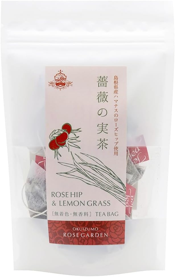 【商品特徴】島根県産ハナマスのローズヒップとレモングラスのブレンドティーです。 奥出雲薔薇園では食用薔薇以外にも日本古来の薔薇品種であるハマナスを食用として栽培しています。 ハマナスのローズヒップは、他品種のローズヒップと比べとても大きいのが特徴で、7月から8月の夏に収穫できます。 収穫したローズヒップは、完熟している赤い実のみを選別し、中に入っている種部分を手作業で取り出します。 商品となる部分は、乾燥させたローズヒップの果皮と果肉部分になり、ビタミンCを多く含有していますので、食味は甘酸っぱいです。 そんなローズヒップと相性の良い島根県産のレモングラスをブレンドして作りました。 商品説明メーカー所在地 原材料 紅茶(茶(島根県産))、レモングラス、ローズヒップ サイズ 190×120×50(mm) 原産国 日本 内容量 15g(1.5g×10P) アレルギー表示 なし 温度帯 常温 メーカー名 有限会社奥出雲薔薇園島根県大田市長久町長久ロ411-14