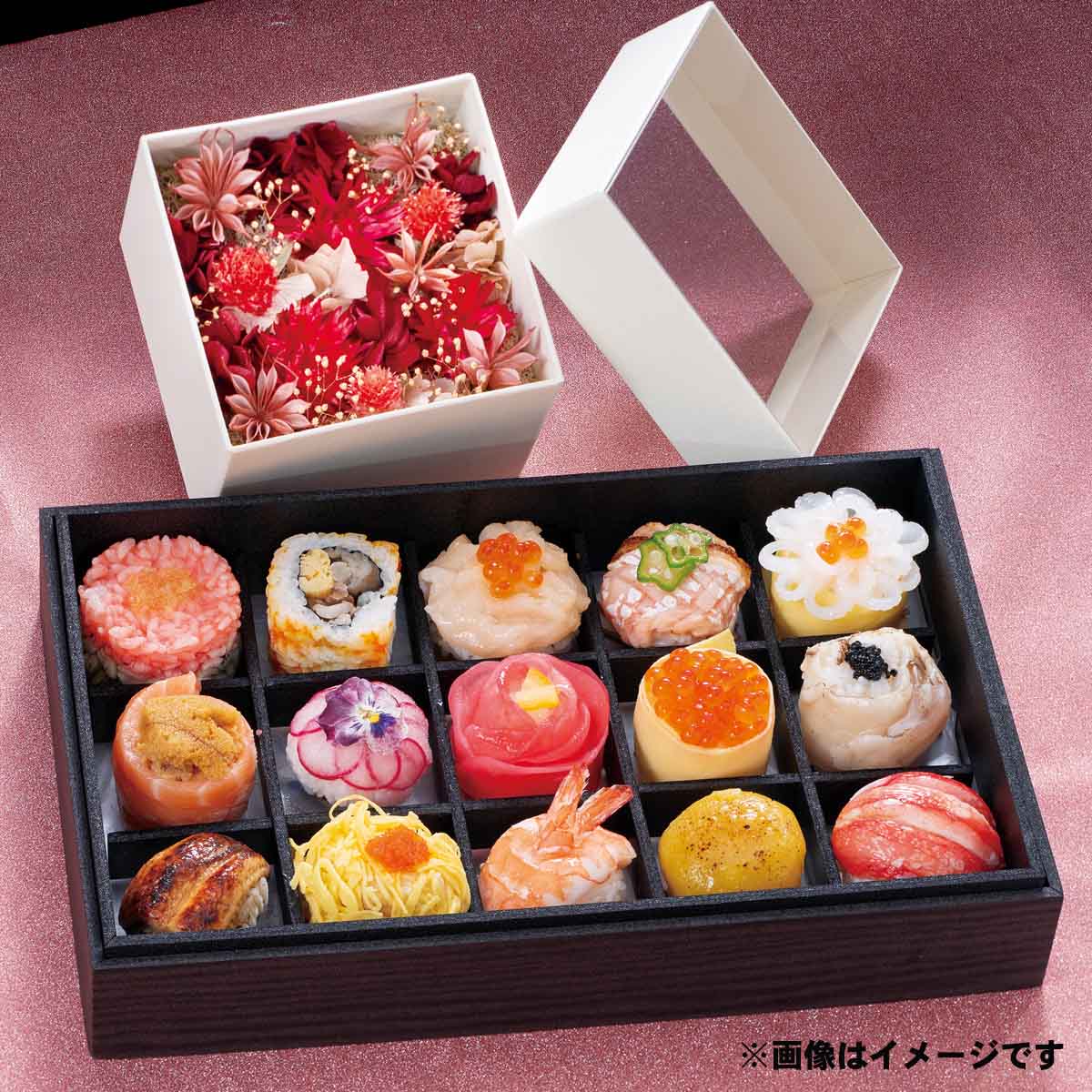 【商品特徴】職人が一つ一つ丁寧に手作りした手毬寿司は、電子レンジで解凍するだけの簡単調理で、食卓を華やかに彩ります。 液体急速凍結機「凍眠」で、通常の冷凍の約20倍の速さで凍結している為、細胞が壊れにくく、解凍した時にドリップが出にくい為、まるで生のような旨味をお楽しみいただけます。 【美味しい食べ方】 美味しい状態でお召し上がりいただきたいため、自然解凍ではなく、電子レンジで温めてお召し上がりください。 1.箱から、凍ったままの手毬寿司を出しお皿に5個ずつ並べる。 上からお皿を覆うように、ふんわりとラップをかぶせ電子レンジに入れる。 2.お皿に均等に並べた手毬寿司を500Wで1分を目安に温めます。 ※電子レンジの機種によって、温めの時間が異なる場合がございますのでご注意くだきい。 3.電子レンジから出し、ムラを無くすためラップをかけたまま半解凍の状態で5〜10分程度常温で蒸らす。 4.うなぎ手毬、スイートポテト手毬、ブルコギロール、生うにトロサーモン巻はすでに味がついておりますのでそのままお召し上がりください。 その他の手毬寿司は、お醤油をつけてお召し上がりください。 付属の食べられる押し花は、ラディッシュ華てまりの飾り付けにご利用ください。 ネタが温まりすぎない事が解凍のコツです。 電子レンジから出した時に少し冷たい状能でも、常温で待つことによって蒸気が全体をめぐり、徐々に蒸らされて美味しい状態に仕上がります。 「白子錦糸巻き」トロっとクリーミーな白子を錦糸で巻き、ポン酢のジュレをのせました。 「蕪花手毬」蕪花にみたてたカブの甘酢漬けの甘みの中に、程良く柚子が香ります。 「スイートポテト手毬」ほっくりとした甘みのあるさつま芋を使用した、おはぎのようなスイーツ手毬です。 「フグ手毬」噛めばかむ程旨味が溢れるふぐに、たっぷりとランプフィッシュ卵の塩漬けを添えました。 「生うにトロサーモン巻」アトランティックサーモンでご飯を巻き、その上に贅沢に生うにをたっぷりとのせました。 「いくら錦糸巻」錦糸巻に、当社オリジナルの味付けのいくら醤油漬けをたっぷりと・・・ 「本ずわい手毬」本ずわいの棒肉をのせた、かにの旨味をガツンと感じる贅沢手毬。 「イカ菊花手毬」甘みの強いイカを華やかな菊の花に見立てました。 「うなぎ手毬」うなぎのタレに山椒のピリッとした刺激がアクセントに。 「海老手毬」茹でた海老をうさぎに見立てました。 「ラディッシュ華てまり」浅漬けにしたラディッシュの上に食用の花をあしらった春らしい手毬。 「トロはらすサーモン手毬」脂がたっぷりとのったアトランティックサーモンに星形のおくらをあしらいました。 「帆立菊花手毬」昆布締めにして旨味を凝縮した帆立を、華やかな菊の花に見立てました。 「穴子たまご手毬」ご飯に刻んだ穴子を混ぜ込み錦糸玉子でつつみました。 「プルコギロール」甘辛く味付けしたお肉や、厚焼たまごを巻きました。 外側にはたっぷりととびこをつけて食感も楽しい一品。 【海鮮茶屋せんざん本店】 海鮮茶屋せんざん本店は現在8店舗ございます、和食料理のお店でございます。 網焼きたらば蟹や、かにしゃぶ、かに刺しなどのかに料理をはじめ、熟練した職人の握る寿司、スタッフ自ら三崎漁港や長井漁港に行き、仕入れた新鮮な魚介を使った刺身などをお楽しみいただけます。 商品説明メーカー所在地 原材料 ご飯(国産)、調味酢、ゆでがに、鰻長蒲焼、しょうさいふぐ、かぶ、いくら醤油漬け、アトランティックサーモン(ノルウェー、養殖)、スイートポテトフィリング、ホタテ貝柱、銀鮭、紋甲イカ、ラディッシュ、煮穴子、白子、生うに、平錦糸、寿司えび、牛肉ばら、刻み錦糸玉子、浅漬けの素、玉子焼、ホンシメジ、魚介類加工品、海苔、オクラ、ポン酢、ランプフィッシュ卵、山椒、出汁昆布、食用乾燥花、ゼラチン、ゆず皮/安定剤(加工澱粉、キサンタン、ソルビット)、調味料(アミノ酸等)、トレハロース、酒精、着色料(カラメル、クチナシ、紅麹、V.B2、黄4、青1、赤40）、pH調整剤、乳酸Na、甘味料(甘草)、増粘剤(加工澱粉、増粘多糖類)、ピロリン酸Na、酵素、香辛料、香料、酸化防止剤(クエン酸)、酸味料、乳化剤、(一部にえび・かに・小麦・卵・いか・かに・いくら・牛肉・さけ・さば・大豆・ゼラチンを含む) サイズ 254×306×218(mm) 原産国 日本 内容量 手毬寿司15個、プリザーブドフラワー アレルギー表示 えび、かに、小麦、卵、いか、かに、いくら、牛肉、さけ、さば、大豆、ゼラチン 温度帯 冷凍 メーカー名 株式会社せんざん神奈川県横浜市港南区港南台3-17-4