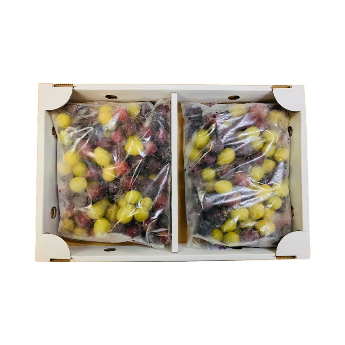 【商品特徴】吉次園の冷凍ぶどう 旬の甘みを、そのまま閉じ込めました。 太陽をたっぷり浴びて育った完熟ぶどうを、収穫後すぐに急速冷凍。 みずみずしさと濃厚な甘みを、そのまま一年中楽しめます。 ひと粒口に入れた瞬間、広がる果汁と自然な甘さ。 冷凍だからこそ味わえる、シャーベットのような食感も魅力です。 ■ こだわりポイント 1. 完熟収穫 最も糖度が高まったタイミングで収穫。 自然の甘さを最大限に引き出しています。 2. 急速冷凍 採れたてを瞬間冷凍することで、香り・甘み・果汁感をしっかりキープ。 3.無添加・無着色 ぶどうそのまま。 余計なものは一切加えていません。 ■ こんな楽しみ方 ・そのまま“ひんやりデザート”に ・スムージーやジュースに ・ヨーグルトやグラノーラに ・ワインや炭酸水に入れてアレンジ ・製菓・パフェ材料として 暑い季節はもちろん、通年で手軽に“贅沢フルーツ体験”を。 ■ 吉次園の想い 品質を第一に、土づくりから徹底管理。 ひと房ひと房、丁寧に育てたぶどうだからこそ、冷凍しても味の存在感が違います。 ご家庭用にも、贈り物にも。 “本当においしいぶどう”をお届けします。 商品説明メーカー所在地 原材料 ぶどう(熊本県産) サイズ 410×270×70(mm) 原産国 日本 内容量 2kg アレルギー表示 なし 温度帯 冷凍 メーカー名 株式会社吉次園熊本県熊本市北区植木町木留556-1